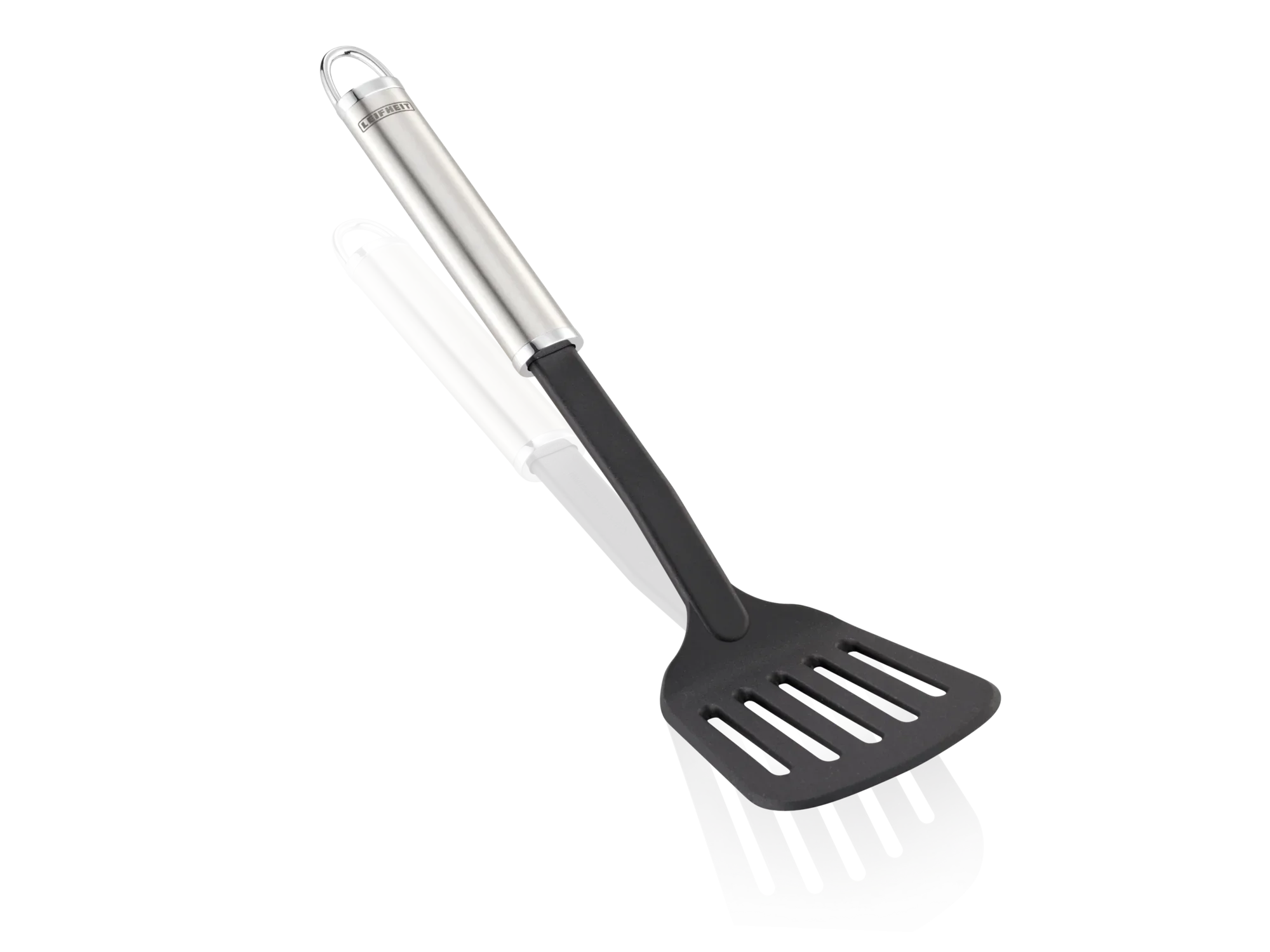 Nylon spatel met ergonomische handgreep en roestvrijstalen accenten. Ideaal om voedsel in gecoate pannen om te draaien zonder het oppervlak te beschadigen.