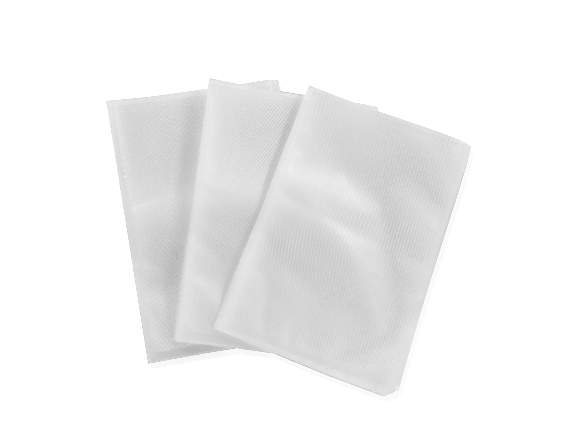 Trois sachets sous vide blancs de 20 x 30 cm sont posés sur un fond noir. Les sachets sont lisses et neufs, idéaux pour conserver les aliments.