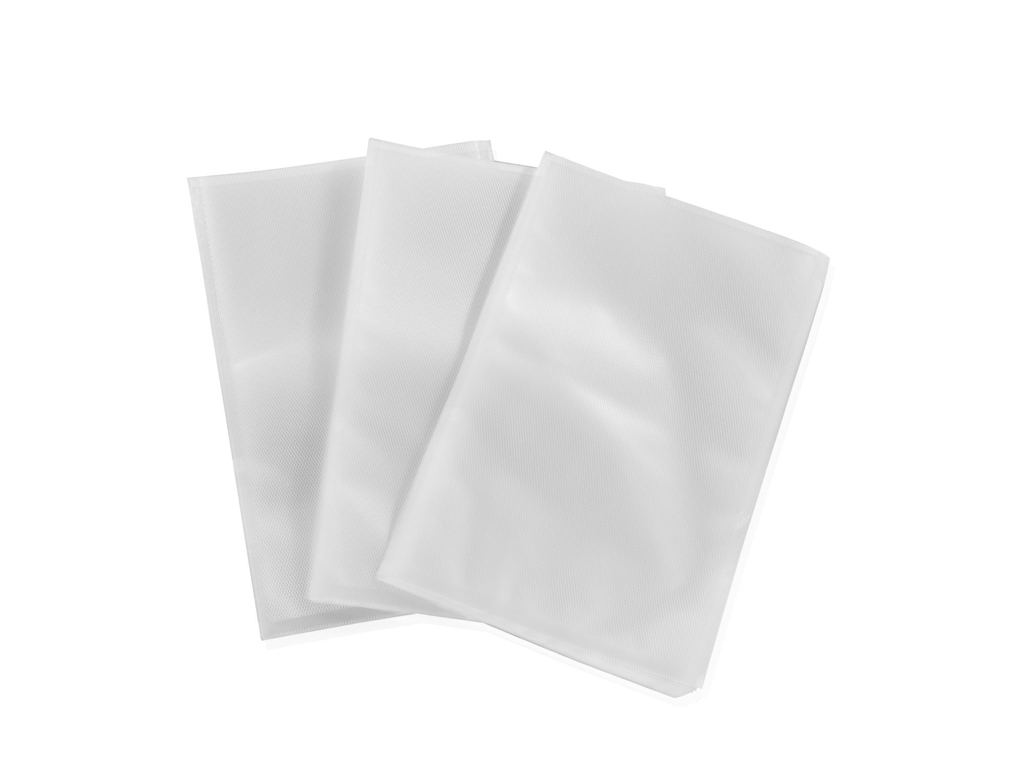 Drei weiße Vakuumbeutel in der Größe 20x30 cm liegen auf einem schwarzen Hintergrund. Die Beutel sind glatt und unbenutzt, ideal zur Aufbewahrung von Lebensmitteln.