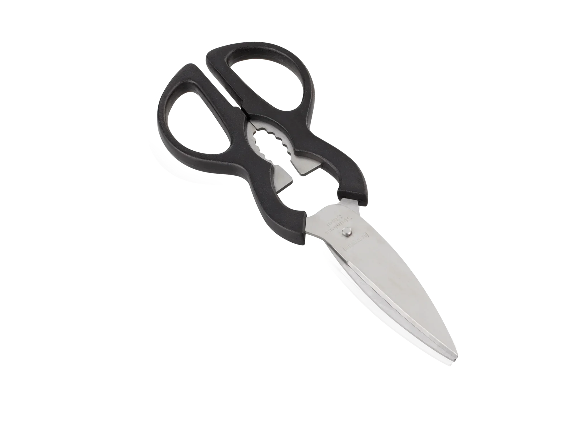 Huishoudschaar met een zwart handvat en zilveren bladen op een witte achtergrond. De schaar is open en toont zijn gekartelde rand. Ideaal voor allerlei knipwerkzaamheden in het huishouden.