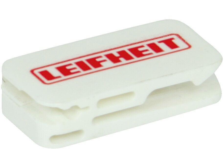 Weiße Kabelhalterung von Leifheit mit rotem Logo. Praktisches Zubehör zur ordentlichen Kabelorganisation. Ideal für den Einsatz im Haushalt oder Büro.