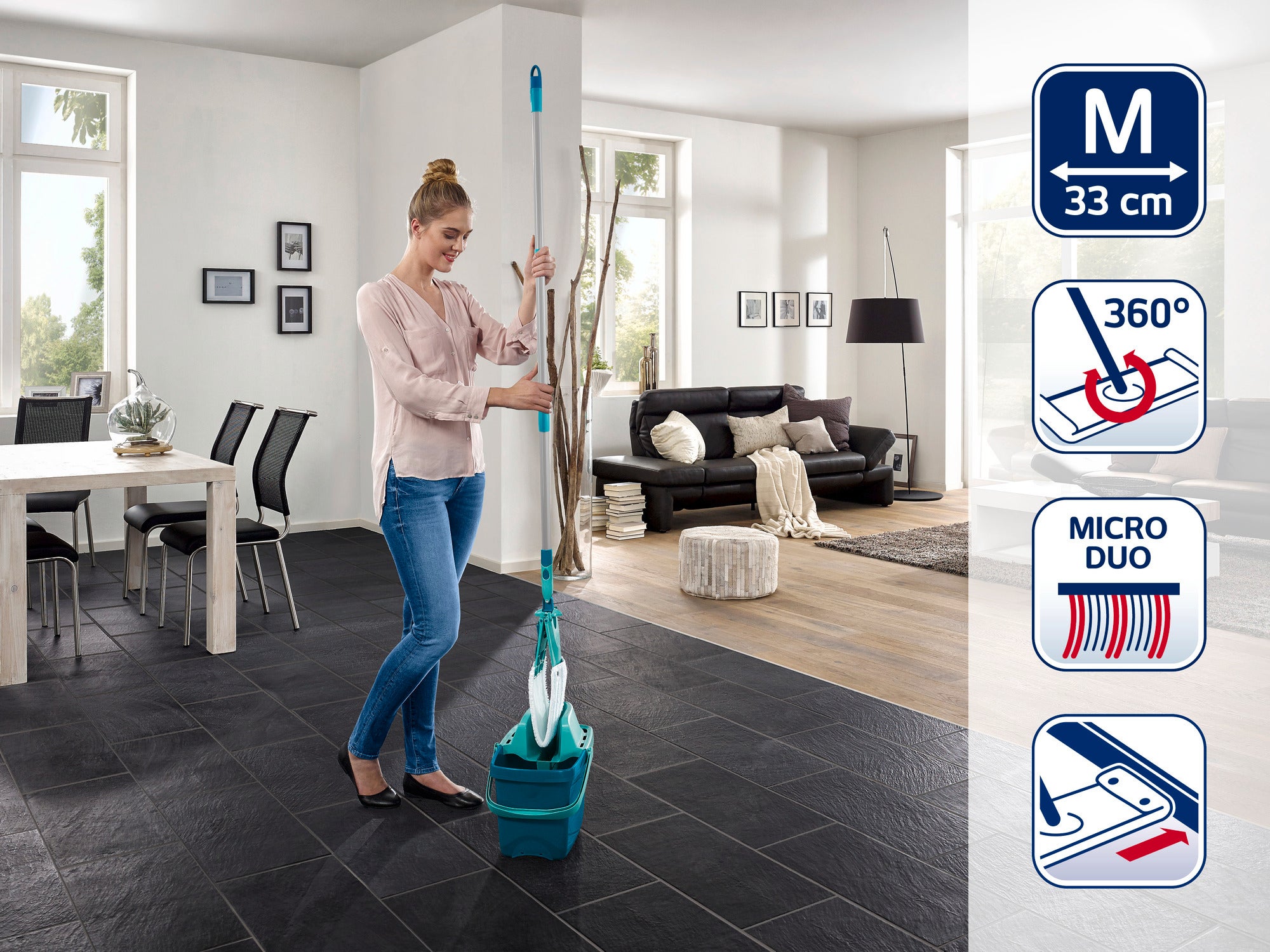 Kobieta używa mopa Leifheit w nowoczesnym salonie. Mop ma obrotową głowicę 360 stopni i nakładkę micro-duo zapewniającą skuteczne czyszczenie.