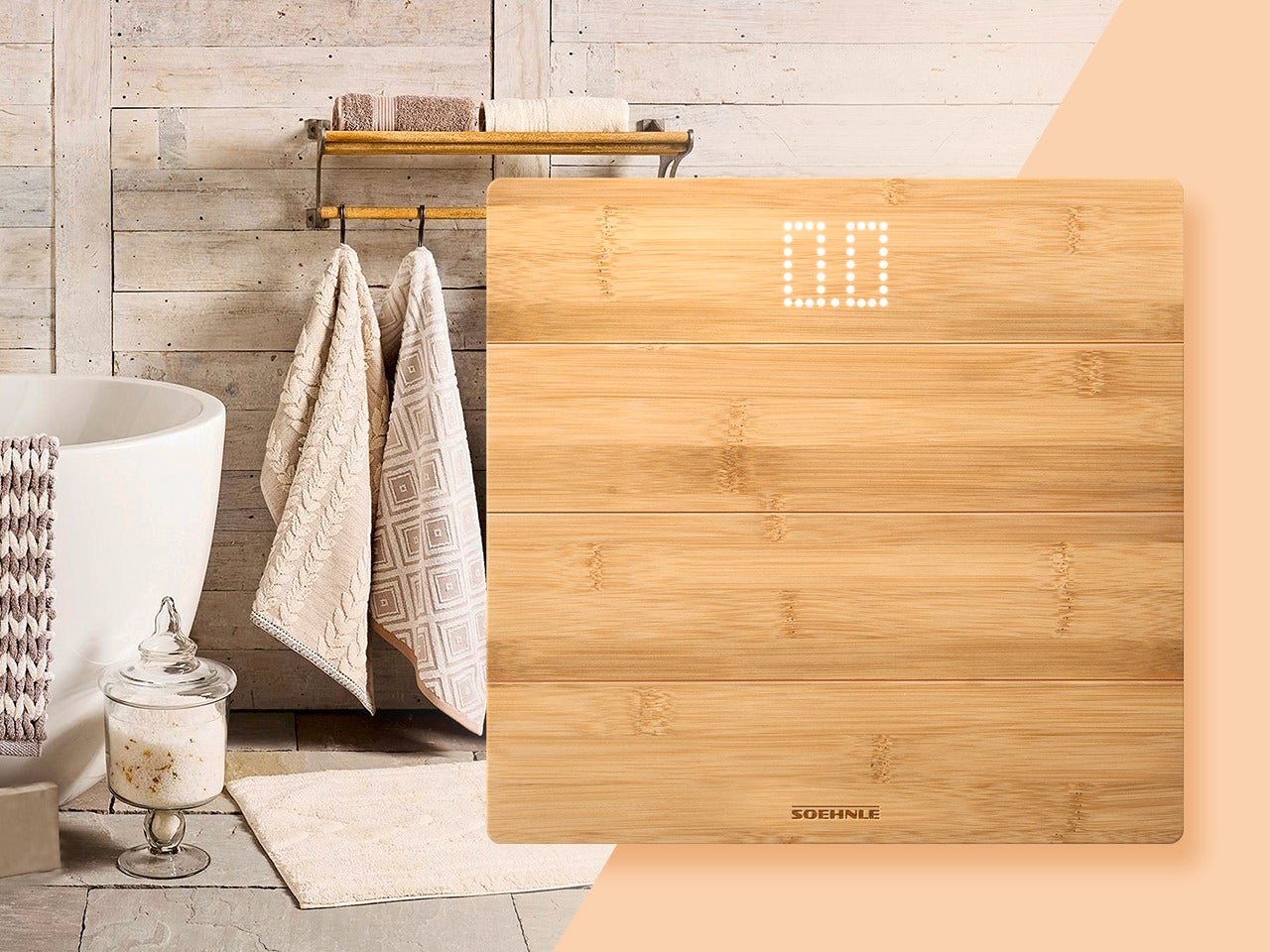 Digitale Personenwaage Style Sense Bamboo Magic aus Bambus in einem stilvollen Badezimmer. Die Waage zeigt ein modernes Design mit klarer LED-Anzeige.