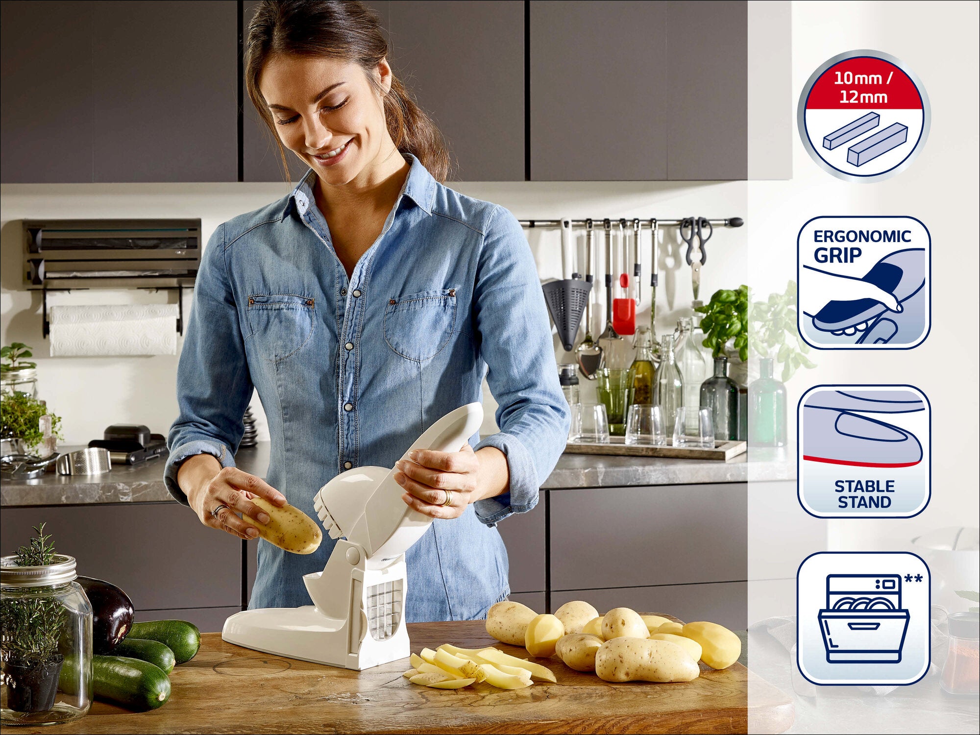 Leifheit Pommes-Frites-Schneider in einer modernen Küche im Einsatz: Eine Frau presst Kartoffeln zu gleichmäßigen Stiften; Piktogramme zeigen 10 mm/12 mm Einsatz, Ergo-Griff und sicheren Stand.