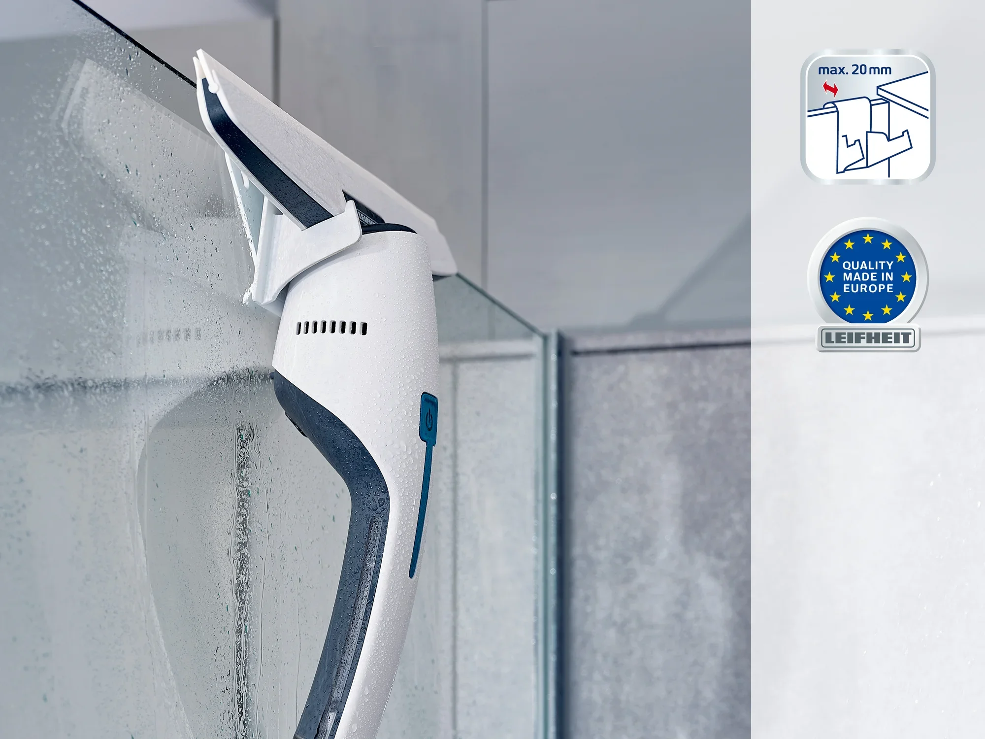 Biały odkurzacz do okien o ergonomicznej konstrukcji jest używany na mokrej szklanej powierzchni. Na zdjęciu widoczne są symbole maksymalnej grubości i europejskiej jakości uszczelki.