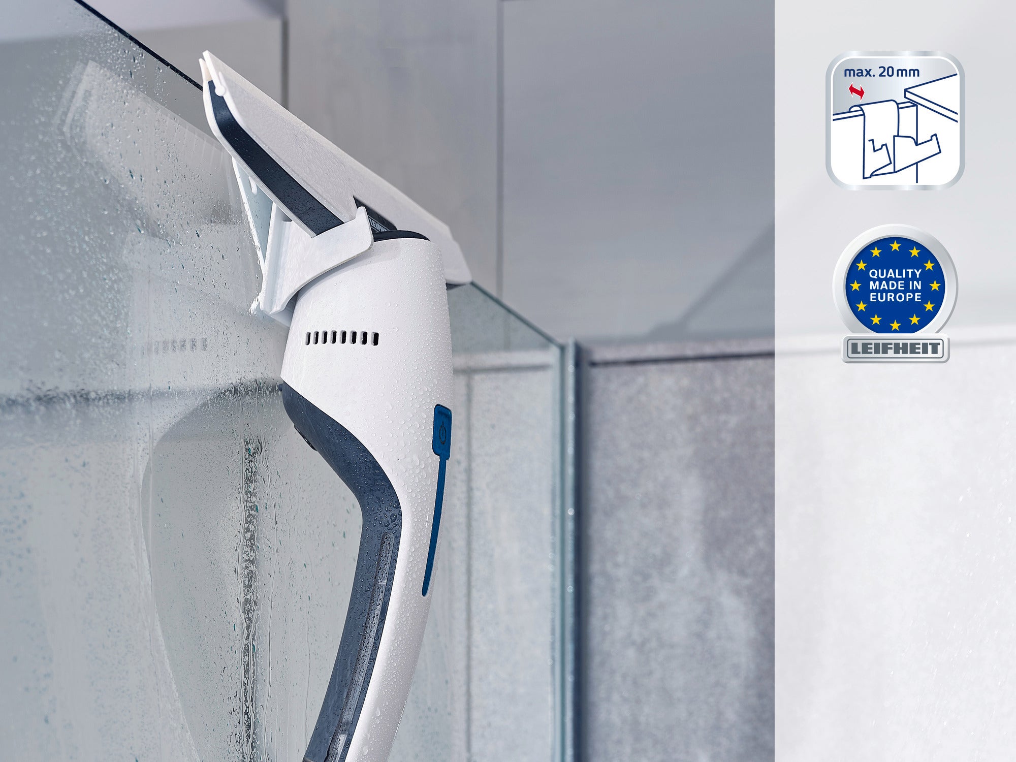 Un aspirateur pour vitres blanc au design ergonomique est utilisé sur une surface en verre humide. L'image montre les symboles indiquant l'épaisseur maximale et le label de qualité européen.