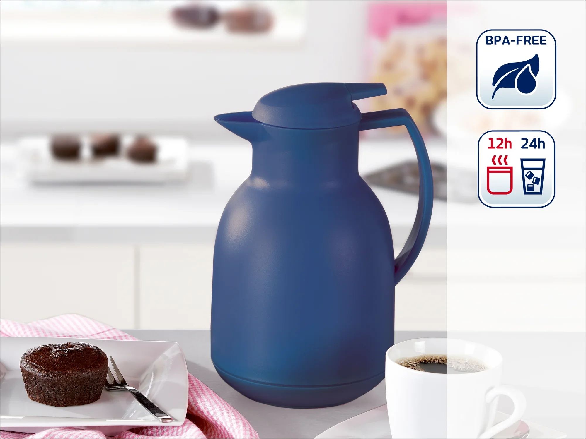 Blaue Thermoskanne auf einem Tisch mit Kaffee und Muffin. BPA-frei, hält Getränke 12 Stunden heiß und 24 Stunden kalt. Ideal für Küche oder Büro.