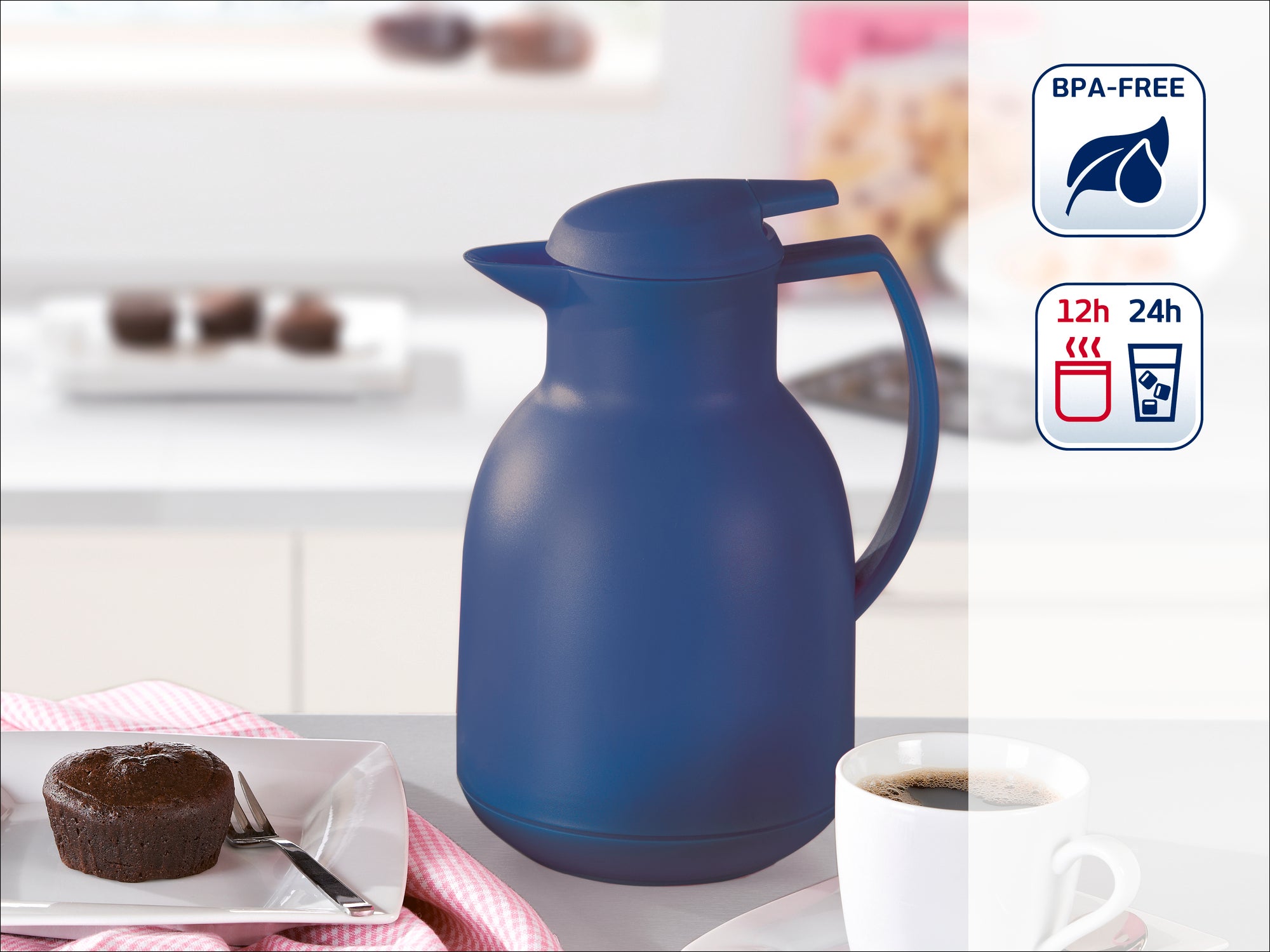 Blaue Thermoskanne auf einem Tisch mit Kaffee und Muffin. BPA-frei, hält Getränke 12 Stunden heiß und 24 Stunden kalt. Ideal für Küche oder Büro.