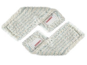 Twee witte, rechthoekige en textielachtige mophoesjes met blauwe strepen en rode labels in het midden, naast elkaar gelegd.