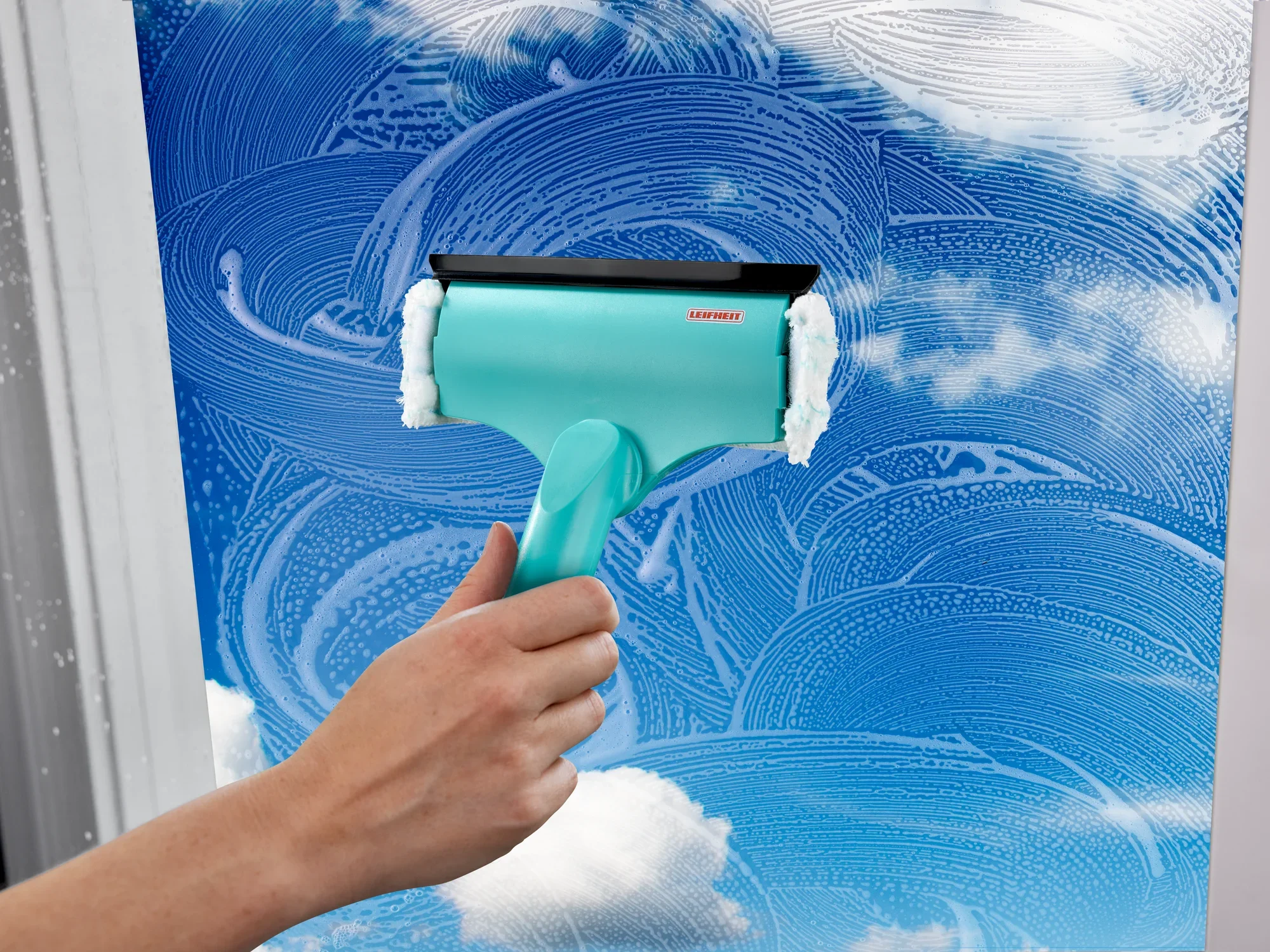 Mini ściągaczka do okien i ram 3 w 1 służy do czyszczenia okien. Ściągaczka ma uchwyt w kolorze turkusowym i czarną gumową krawędź.