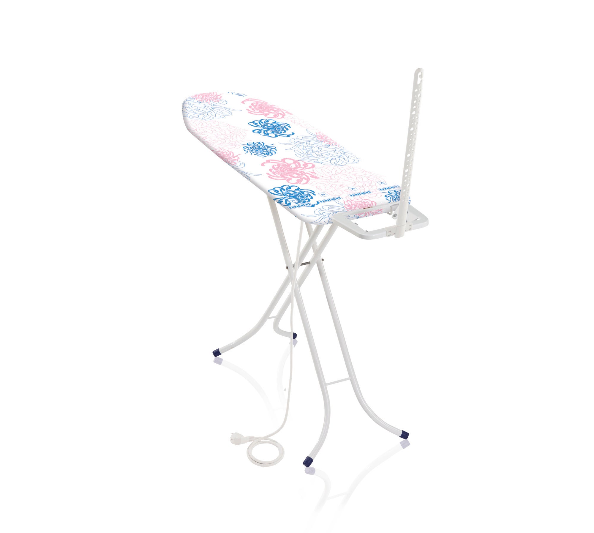 Table à repasser Classic M Basic Plus avec motif floral. La table est blanche avec des fleurs bleues et roses, elle est de construction robuste et dispose d'une tablette intégrée.