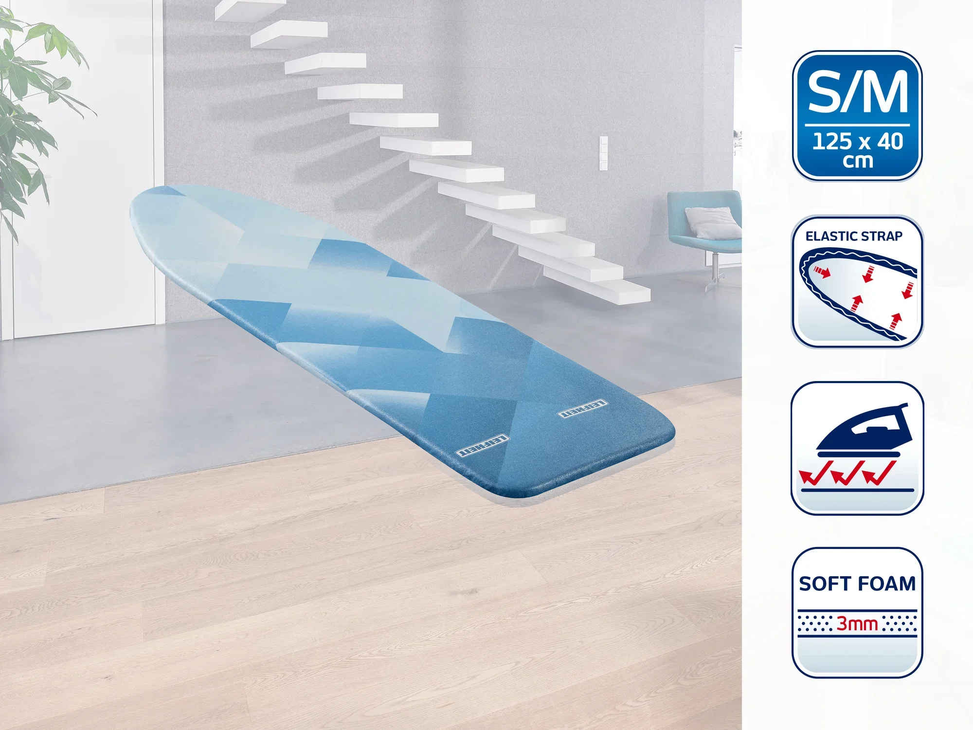 Pokrowiec na deskę do prasowania w kolorze niebieskim z geometrycznym wzorem, odpowiedni na deski do prasowania w rozmiarze S/M (125 x 40 cm). Wyposażony w elastyczne paski i miękką piankę dla optymalnego wsparcia i komfortu.