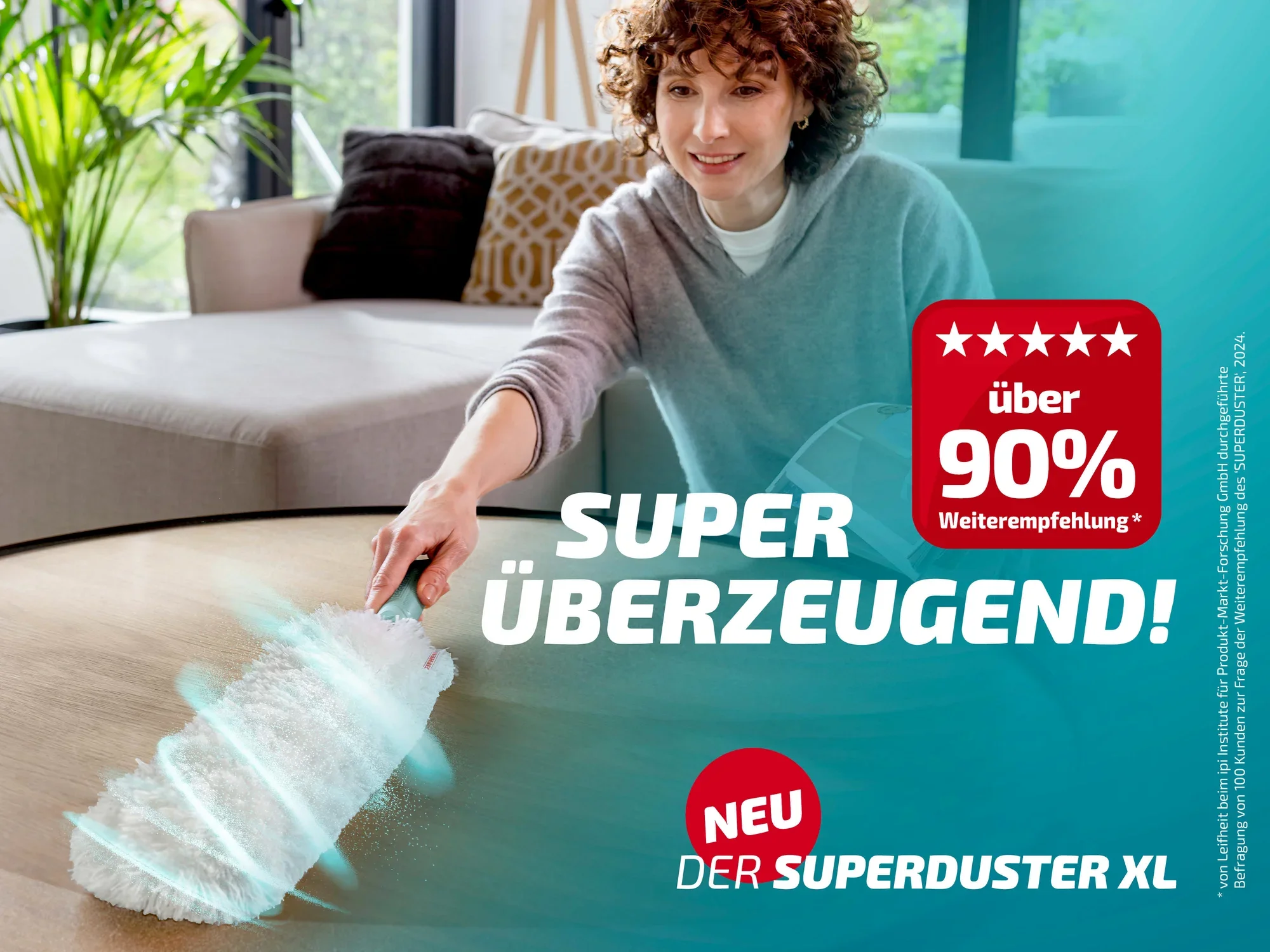 Eine Frau benutzt den Leifheit Superduster XL, um Staub von einem Tisch zu entfernen. Der Text auf dem Bild hebt die hohe Weiterempfehlungsrate von über 90% hervor.