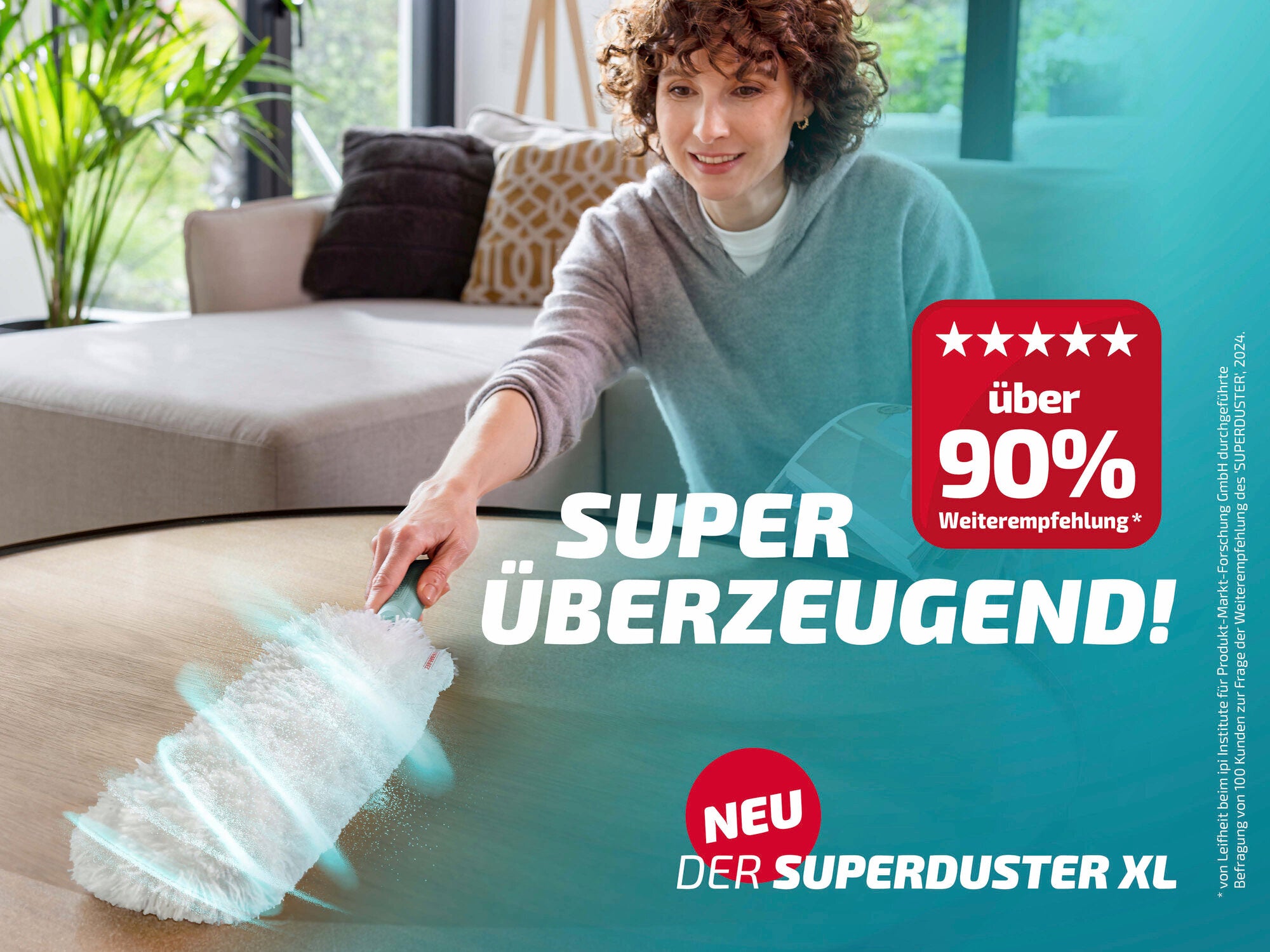 Eine Frau benutzt den Leifheit Superduster XL, um Staub von einem Tisch zu entfernen. Der Text auf dem Bild hebt die hohe Weiterempfehlungsrate von über 90% hervor.