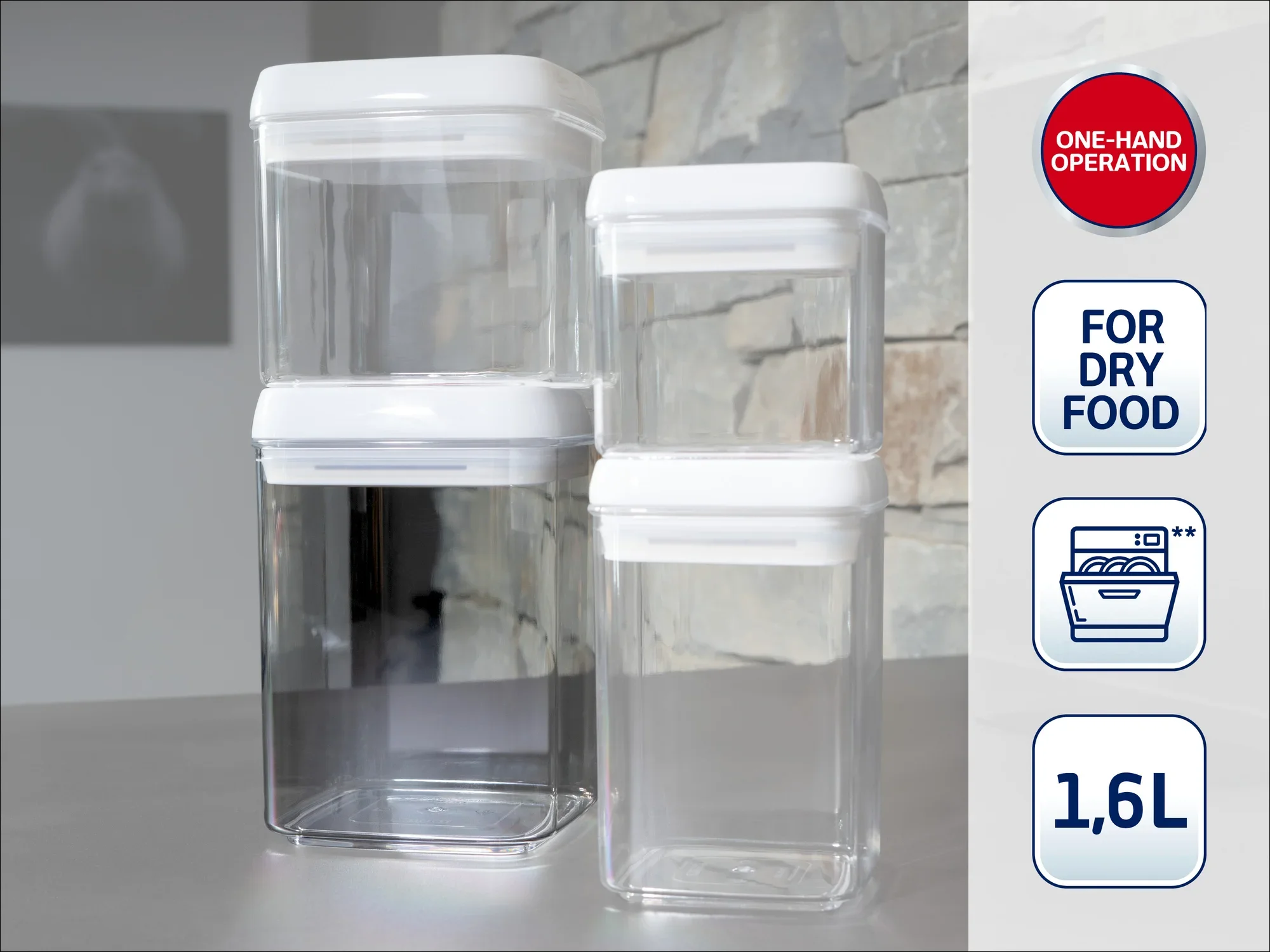 Trzy przezroczyste pojemniki z białymi pokrywkami, idealne do przechowywania suchej żywności. Łatwa obsługa jedną ręką, można myć w zmywarce, pojemność 1,6 litra.