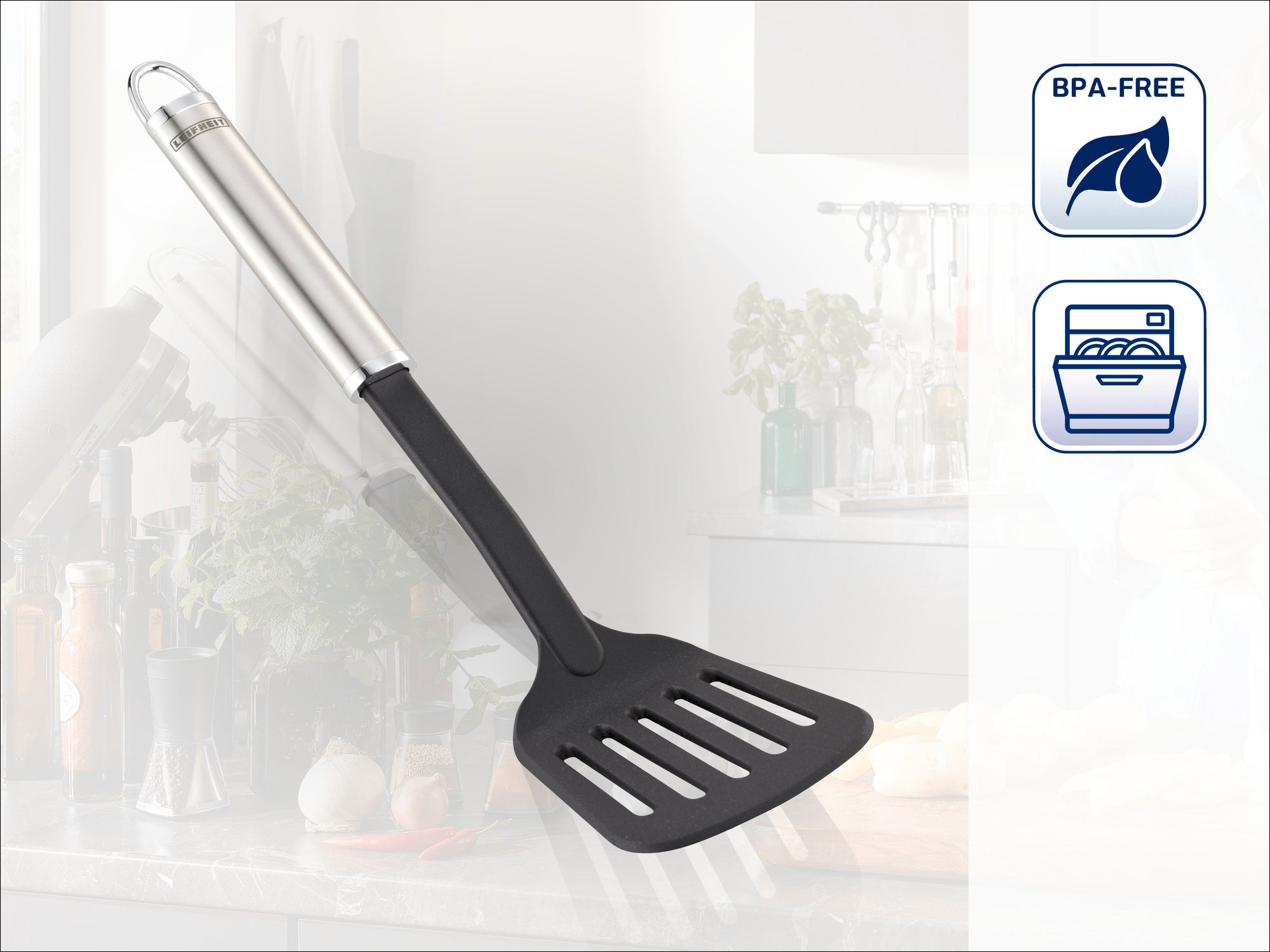 Spatule en acier inoxydable et plastique avec manche ergonomique. Idéale pour retourner les aliments dans la poêle. Lavable au lave-vaisselle et sans BPA pour une cuisine sûre.