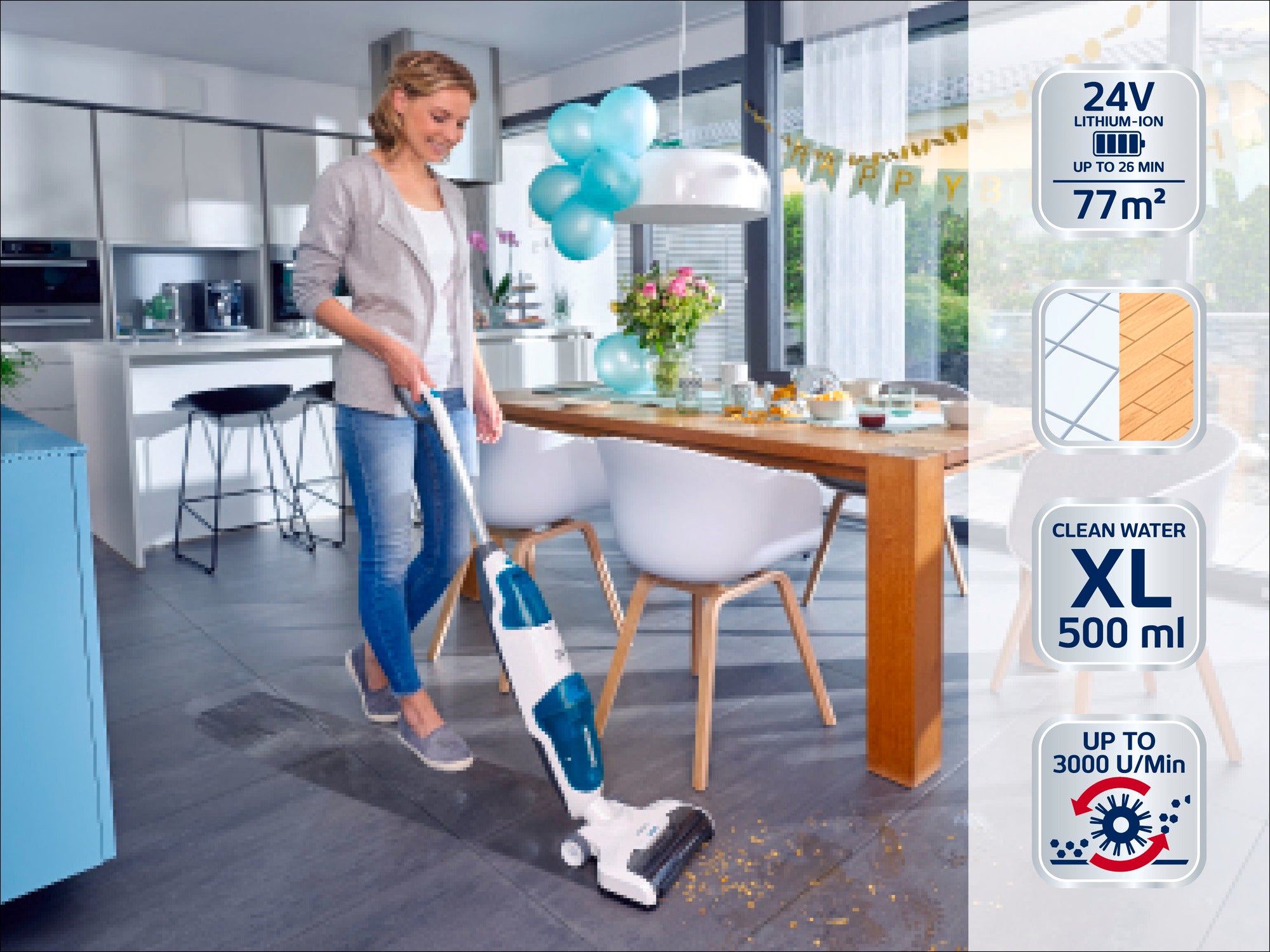 Eine Frau benutzt den kabellosen Staubsauger in einer modernen Küche. Der Staubsauger hat eine 24V Lithium-Ionen-Batterie und reinigt bis zu 77 m². Ideal für saubere Böden.