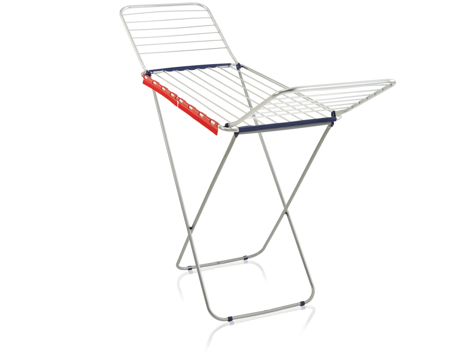Standtrockner Siena 200 aus Aluminium in aufrechter Position. Der Trockner hat zwei ausklappbare Flügel und bietet viel Platz zum Trocknen von Kleidung. Ideal für den Innen- und Außenbereich.
