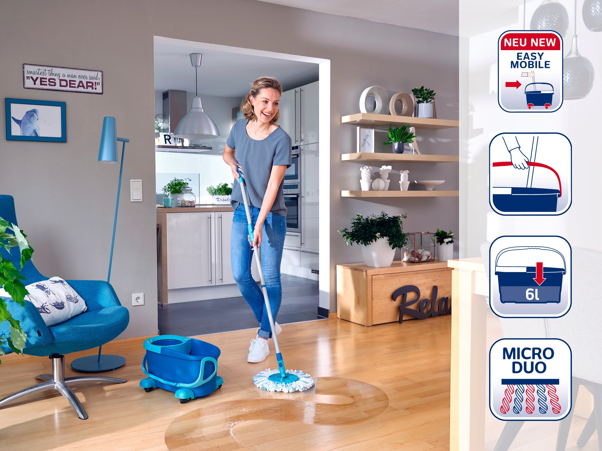 Eine Frau reinigt den Holzboden in einem modernen Wohnzimmer mit einem Leifheit Easy Spray XL. Neben ihr steht ein blauer Eimer. Symbole zeigen Funktionen wie 6L Kapazität und Micro Duo.