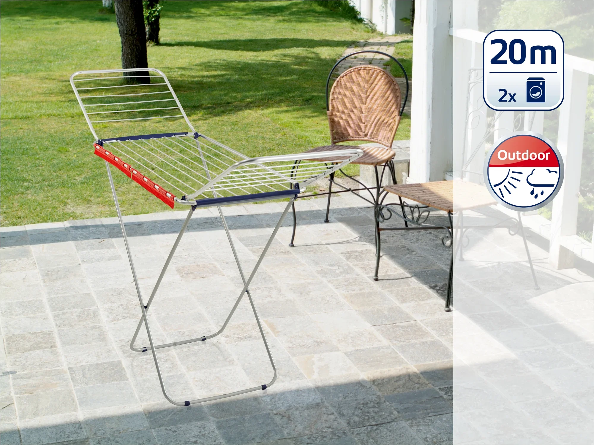 Een vrijstaande droger staat op een terras met grijze tegels. Op de achtergrond is een tuin te zien. De droger heeft een drooglengte van 20 meter en is geschikt voor buitengebruik.