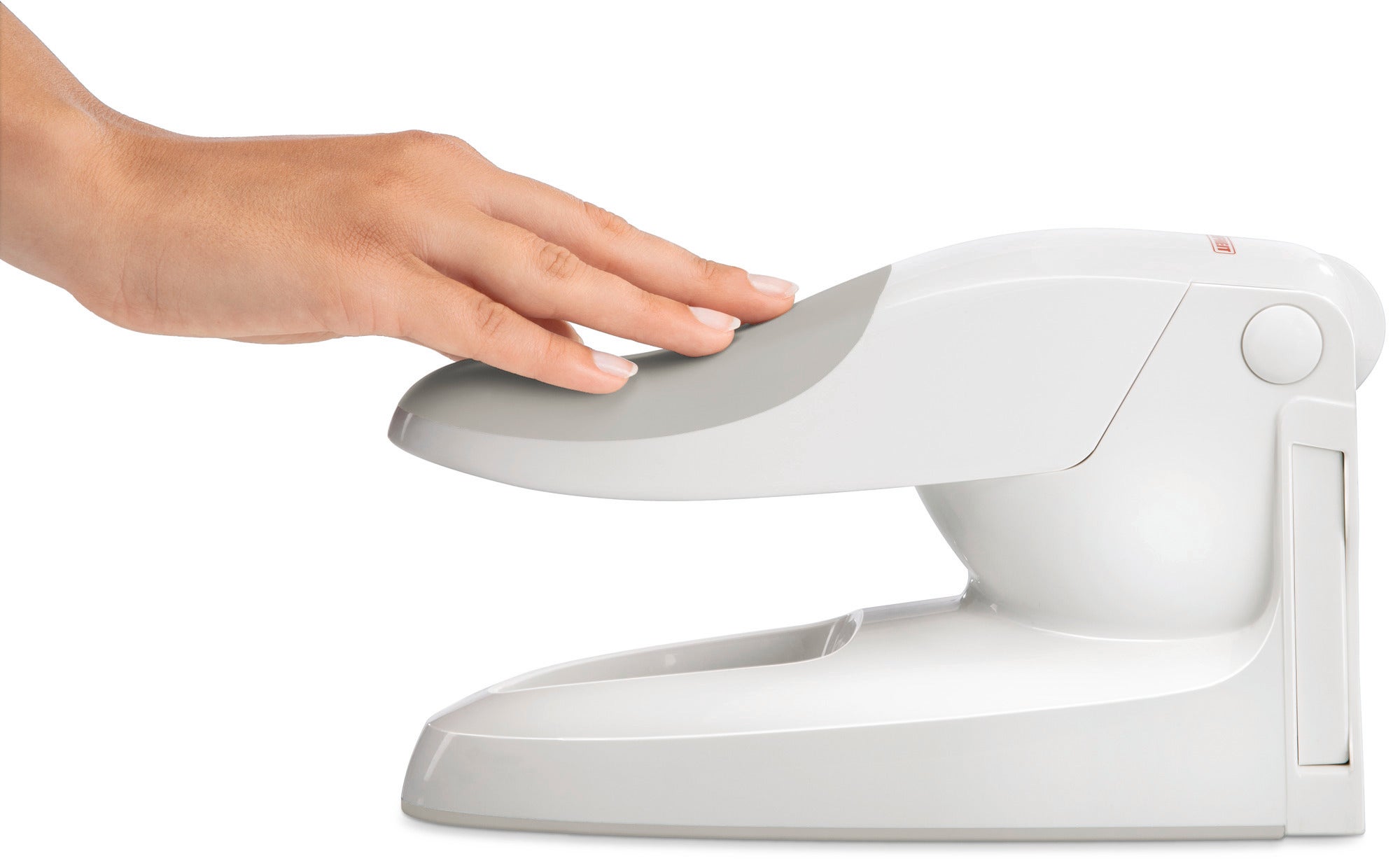 De hendel van een witte frietsnijder wordt met één hand ingedrukt. Het toestel is compact en ergonomisch ontworpen, ideaal om gemakkelijk friet te bereiden.