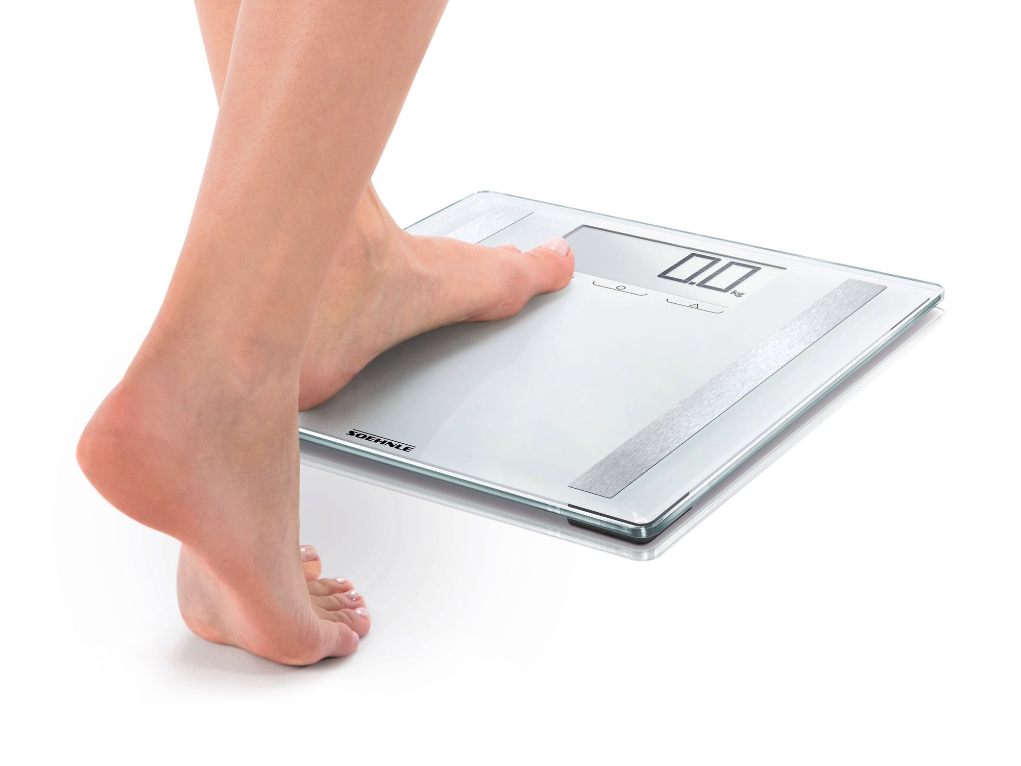 Eine Person steht barfuß auf einer digitalen Personenwaage, Modell Shape Sense Control 200. Die Waage hat ein modernes Design mit einem klaren Display und silbernen Akzenten.
