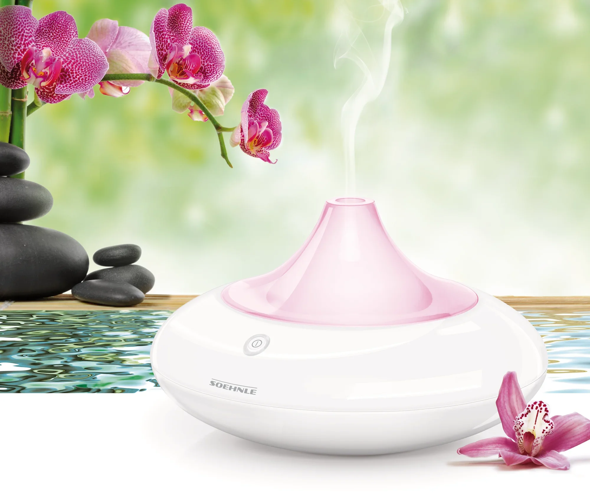 Un diffuseur d'arômes design appelé Ravenna est posé sur une table, entouré de fleurs d'orchidées roses. Le diffuseur diffuse une vapeur douce qui crée une atmosphère apaisante.