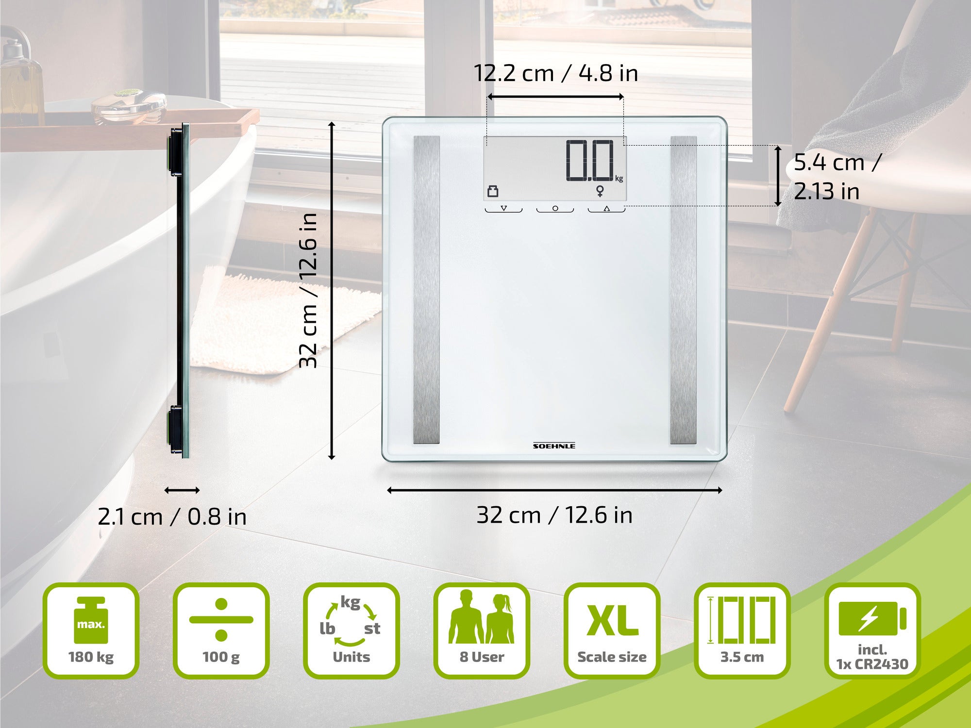 Waage Soehnle 63858 im Badezimmer. Zeigt Maße: 32 cm Breite, 32 cm Höhe, 2,1 cm Tiefe. Funktionen: bis 180 kg, 100 g Schritte, 3 Benutzer, XL-Display, inkl. Batterie.