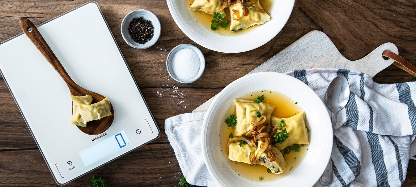 Maultaschen mit geschmolzenen Zwiebeln