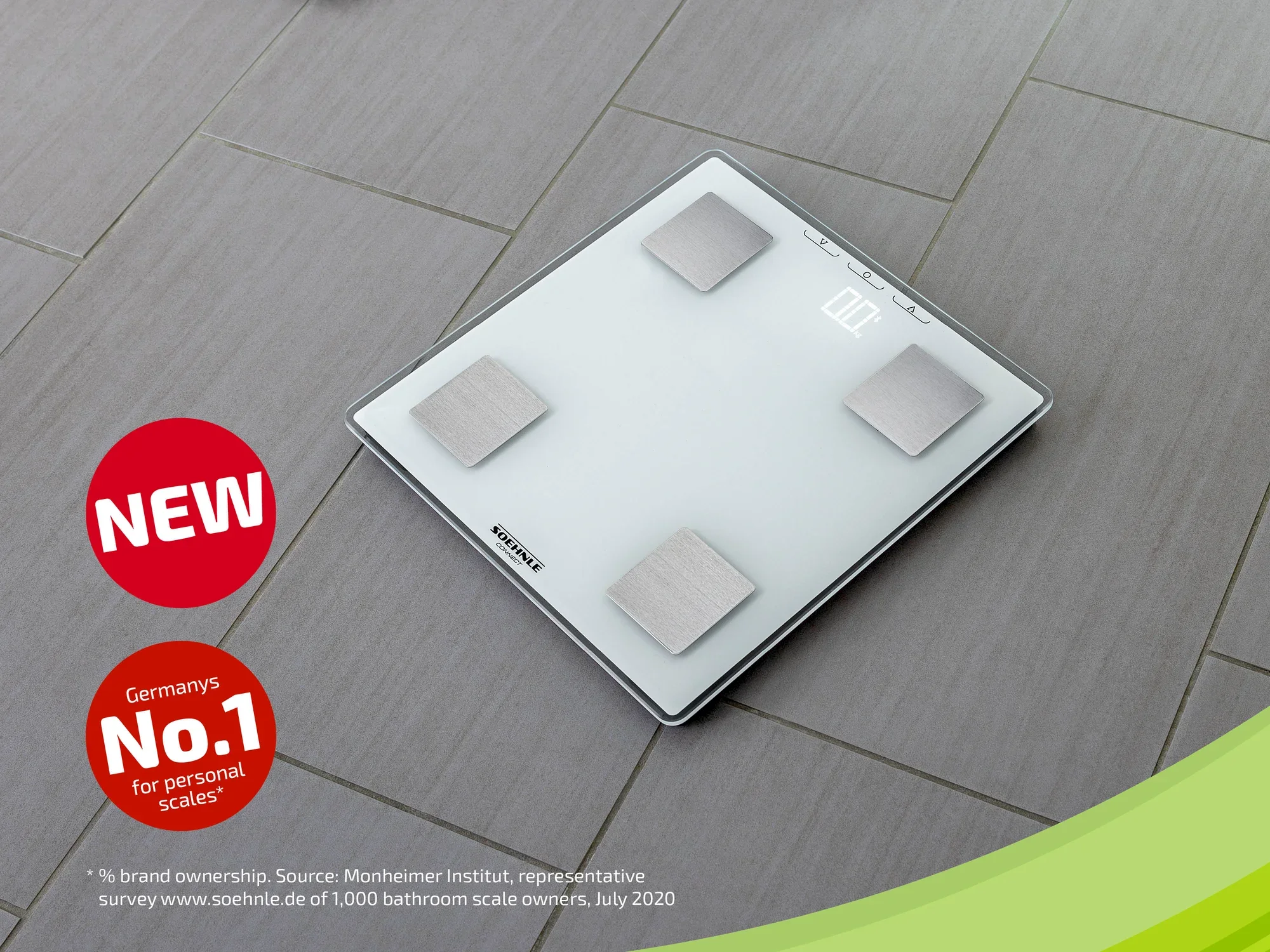 Cyfrowa waga łazienkowa Soehnle na szarej podłodze wyłożonej kafelkami. Waga ma nowoczesny design z czterema srebrnymi czujnikami i cyfrowym wyświetlaczem.