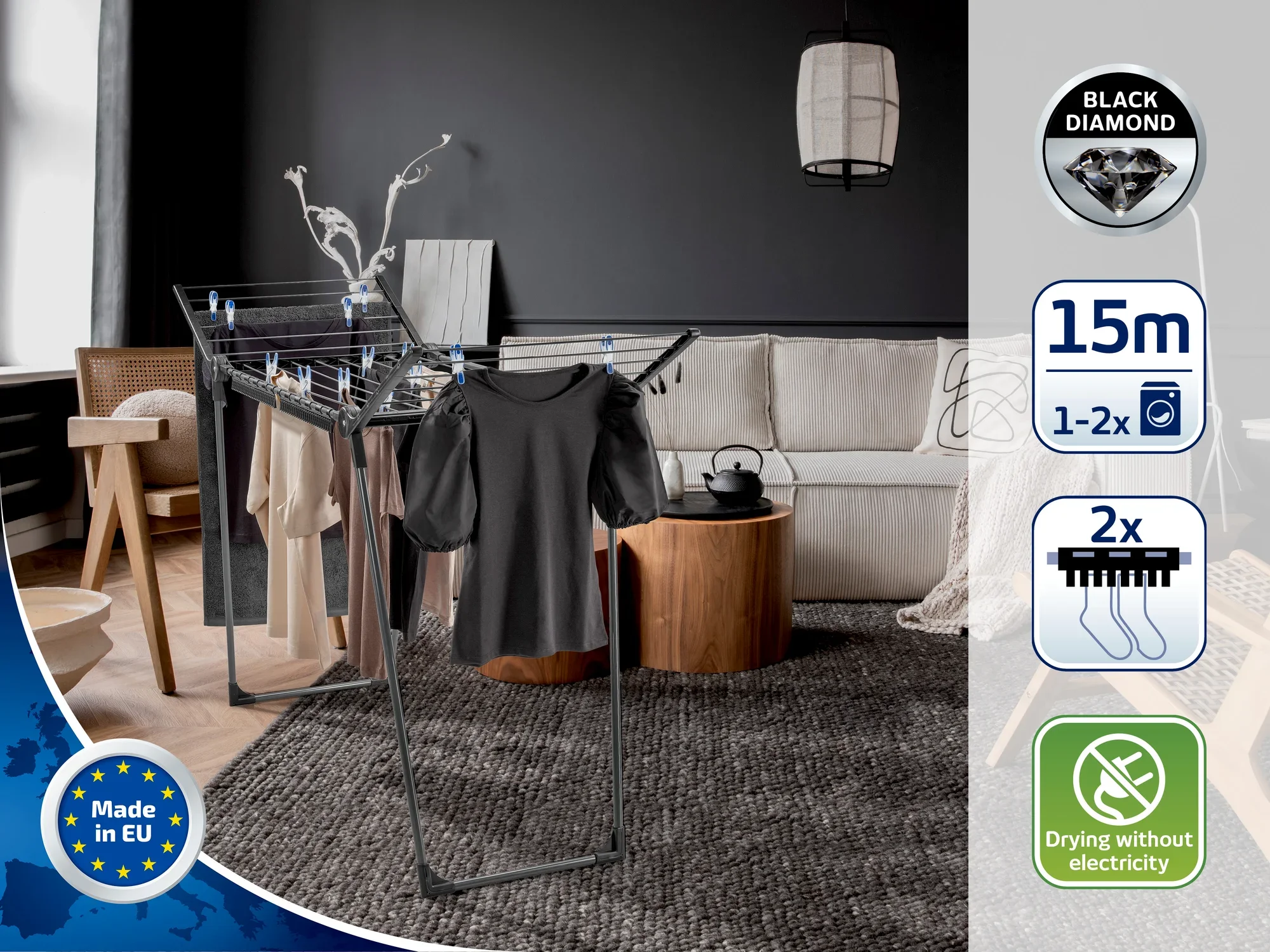 Nowoczesna suszarka wolnostojąca w stylowym salonie. Suszarka oferuje 15 metrów długości suszenia i jest idealna dla 1-2 wsadów prania. Suszy ubrania bez użycia prądu i została wyprodukowana w UE.
