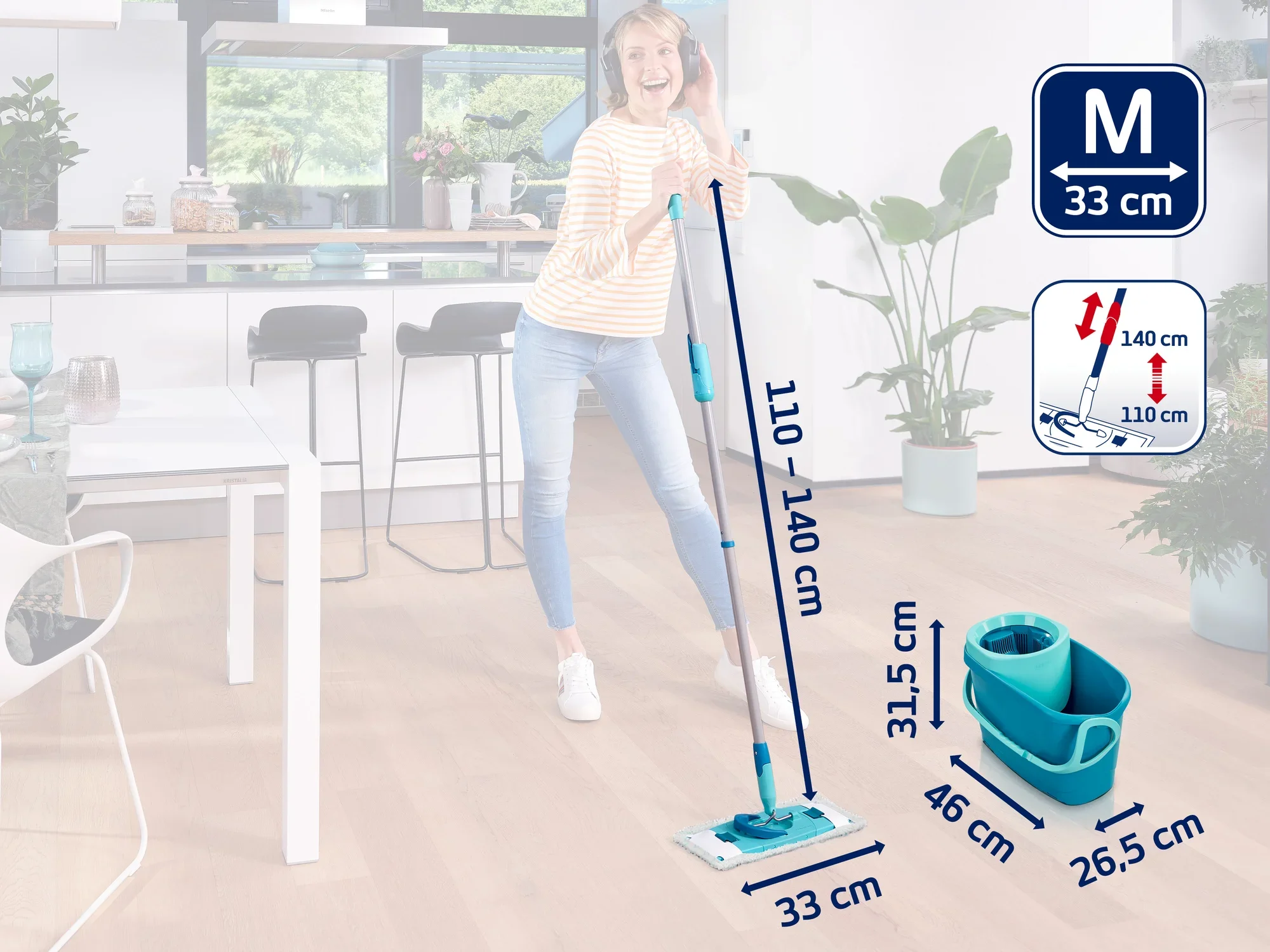 Eine Frau wischt den Boden in einer modernen Küche mit einem Leifheit Bodenwischer. Der Wischer hat eine verstellbare Länge von 110 bis 140 cm und eine Wischbreite von 33 cm. Ein Eimer ist ebenfalls abgebildet.
