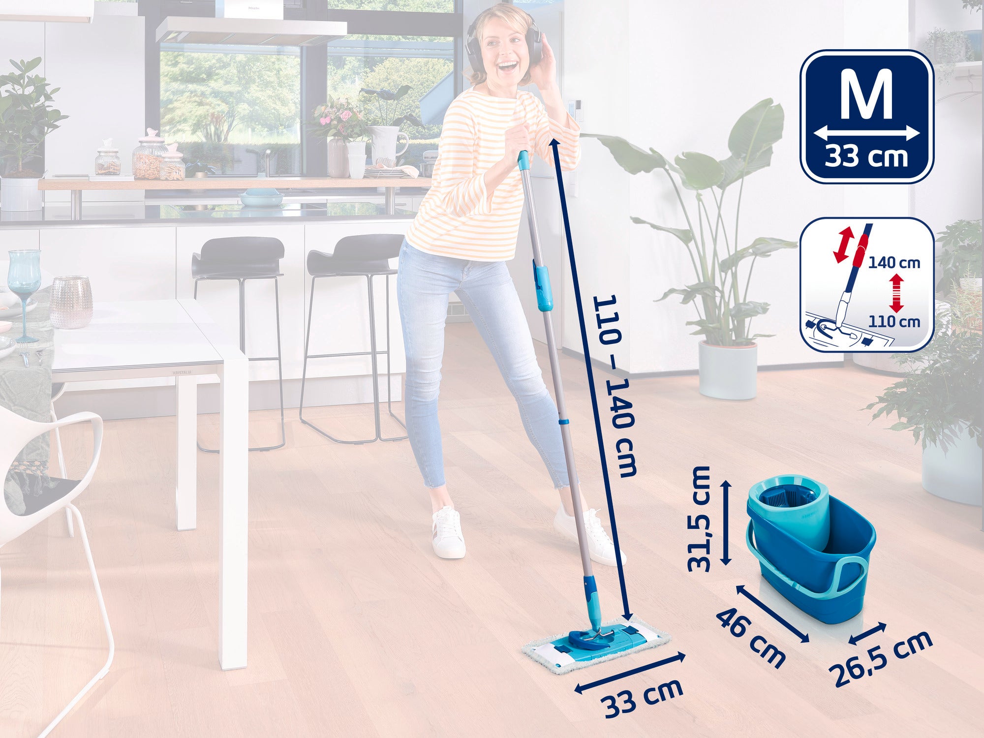 Een vrouw dweilt de vloer in een moderne keuken met een Leifheit vloerwisser. De mop heeft een verstelbare lengte van 110 tot 140 cm en een mopbreedte van 33 cm. Er wordt ook een emmer getoond.