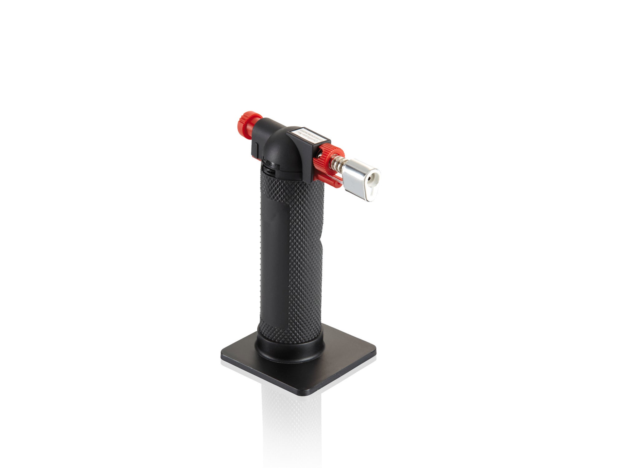 Ein schwarzer Flambierer mit rotem Zündmechanismus und silberner Düse steht aufrecht auf einer quadratischen Basis. Ideal zum Karamellisieren von Zucker oder Anzünden von Speisen.