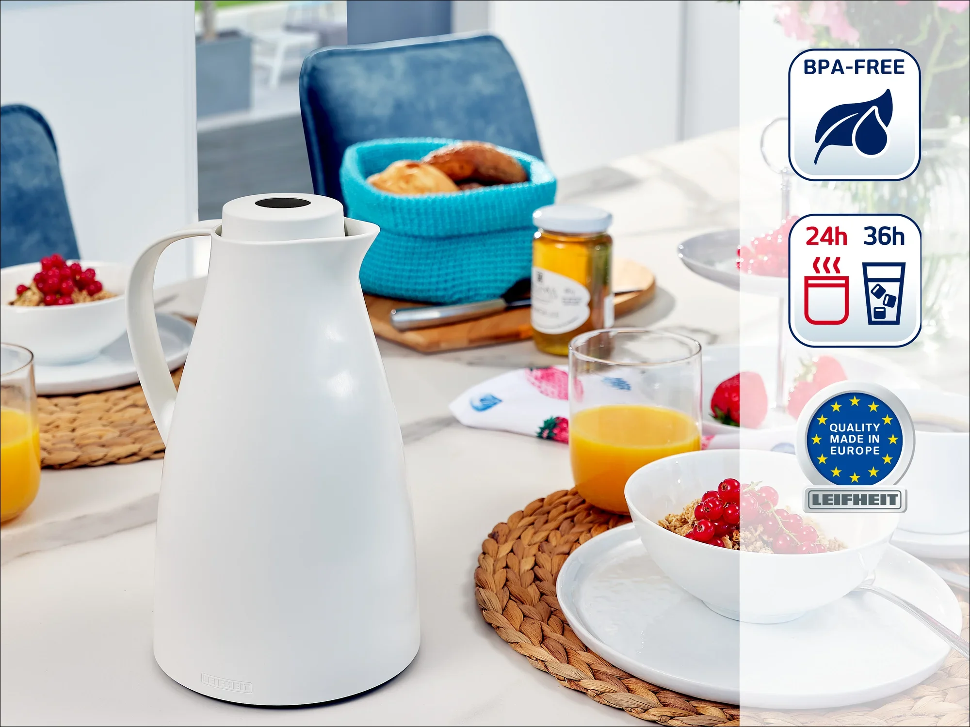 Een witte thermoskan staat op de ontbijttafel. Hij is BPA-vrij en houdt drankjes 24 uur koud en 36 uur warm. Made in Europe-kwaliteit.
