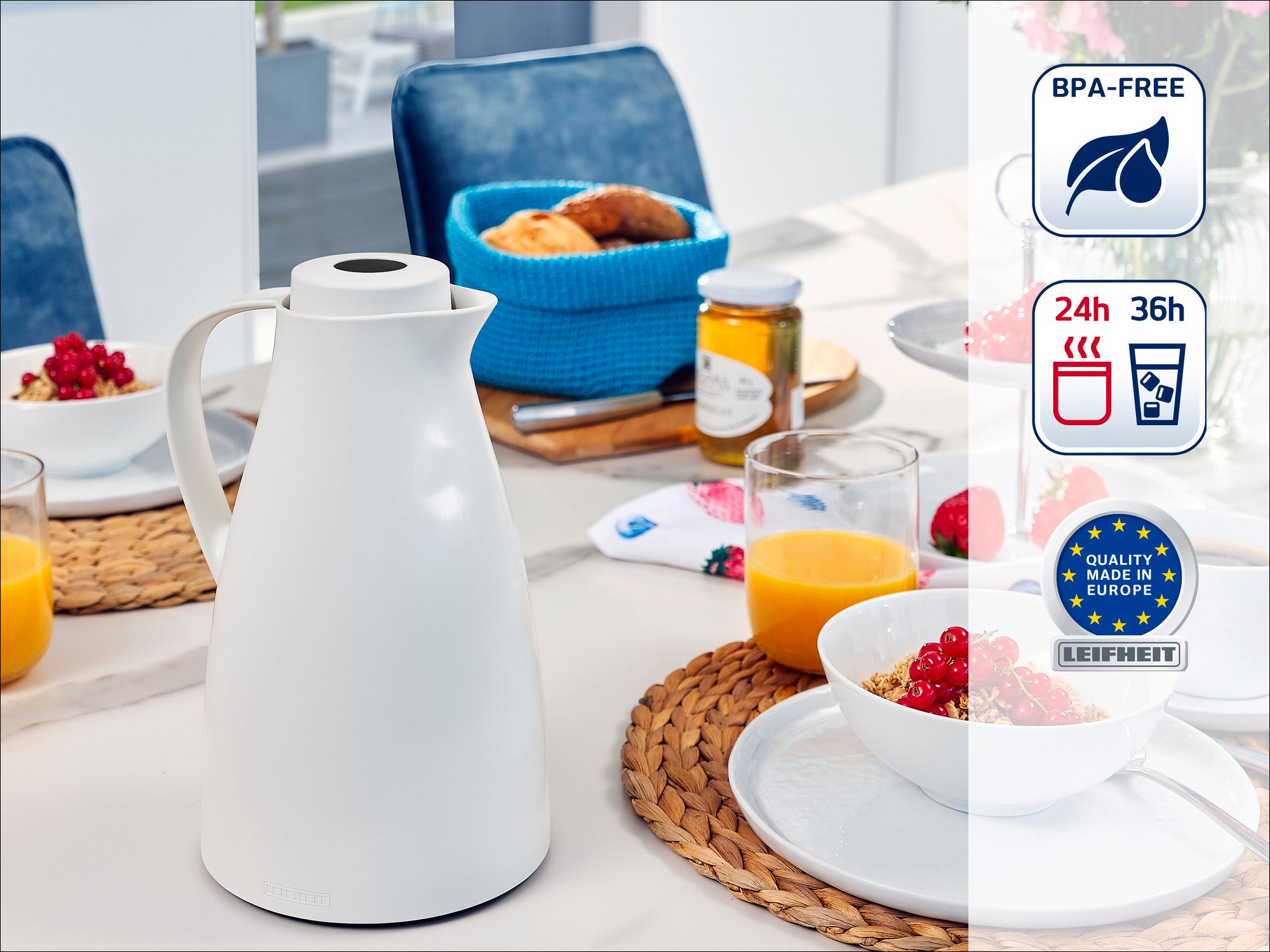Een witte thermoskan staat op de ontbijttafel. Hij is BPA-vrij en houdt drankjes 24 uur koud en 36 uur warm. Made in Europe-kwaliteit.