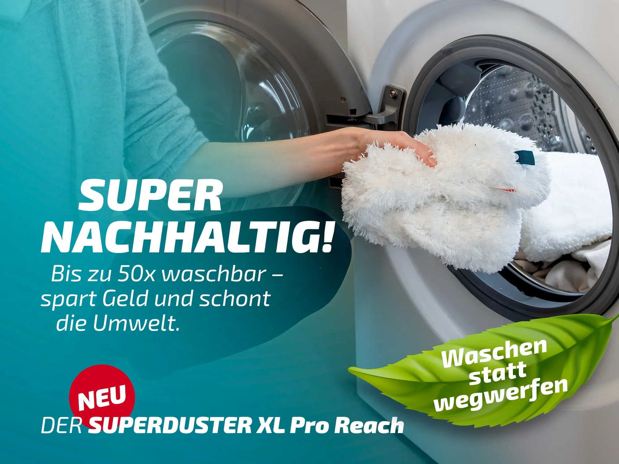 Eine Person legt den Leifheit Superduster XL Pro Reach in eine Waschmaschine. Der Text auf dem Bild hebt die Nachhaltigkeit hervor: bis zu 50-mal waschbar, was Geld spart und die Umwelt schont. Ein grünes Blatt mit dem Slogan "Waschen statt wegwerfen" ist