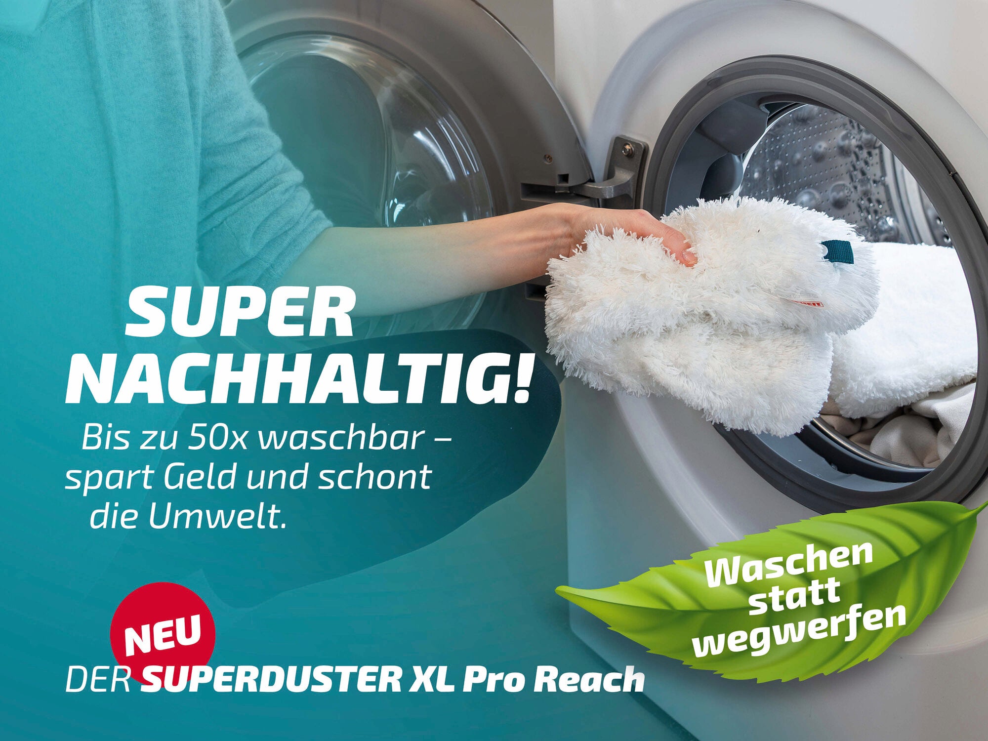 Eine Person legt den Leifheit Superduster XL Pro Reach in eine Waschmaschine. Der Text auf dem Bild hebt die Nachhaltigkeit hervor: bis zu 50-mal waschbar, was Geld spart und die Umwelt schont. Ein grünes Blatt mit dem Slogan "Waschen statt wegwerfen" ist