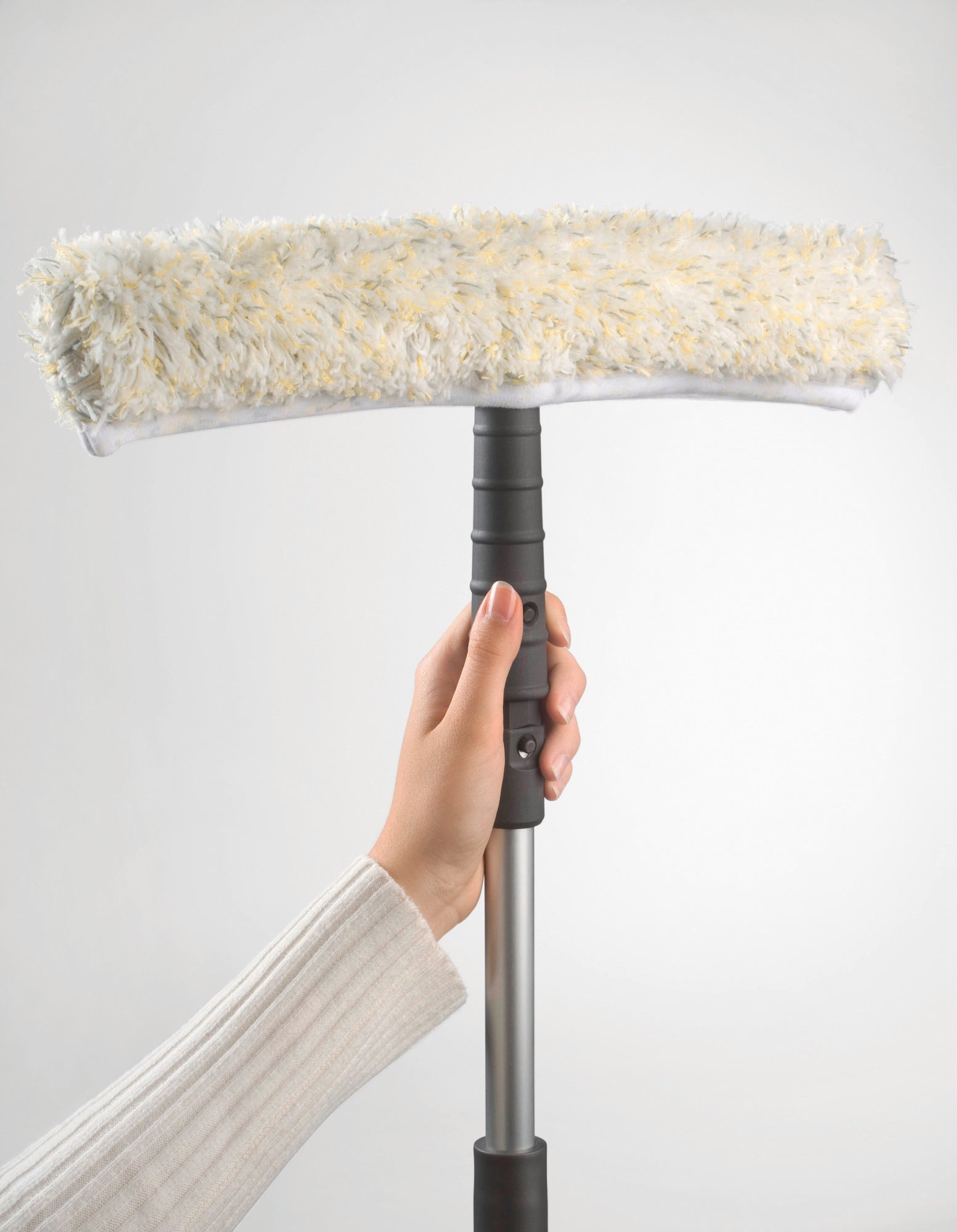 Une main tient une housse de lavage Professional d'une largeur de 45 cm. La housse est moelleuse et idéale pour le nettoyage de grandes surfaces vitrées.