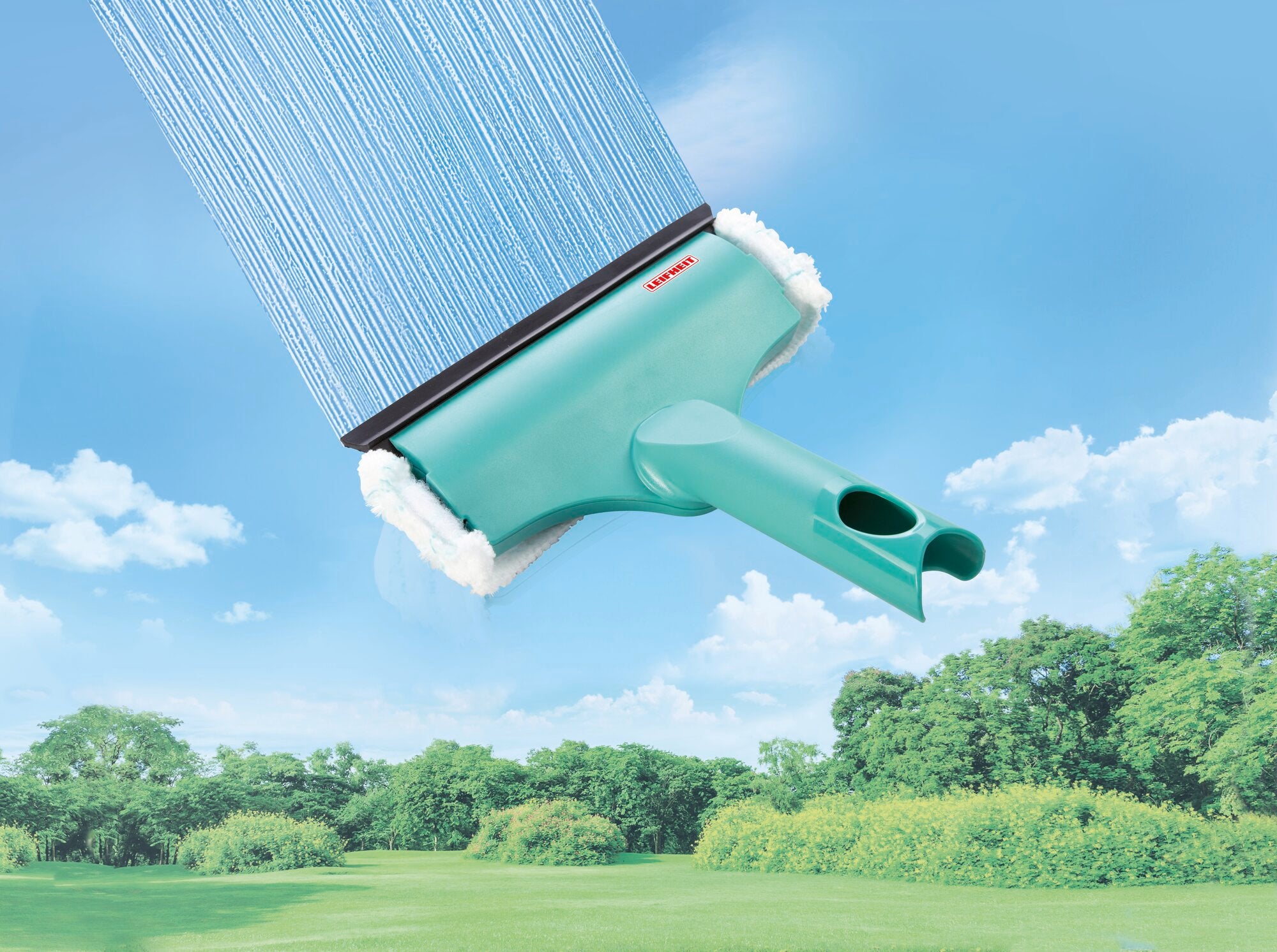 3in1-Mini-Fenster-und-Rahmenwischer in Aktion vor einem blauen Himmel. Der Wischer hat einen ergonomischen Griff und ist ideal für die Reinigung von Fenstern und Rahmen.