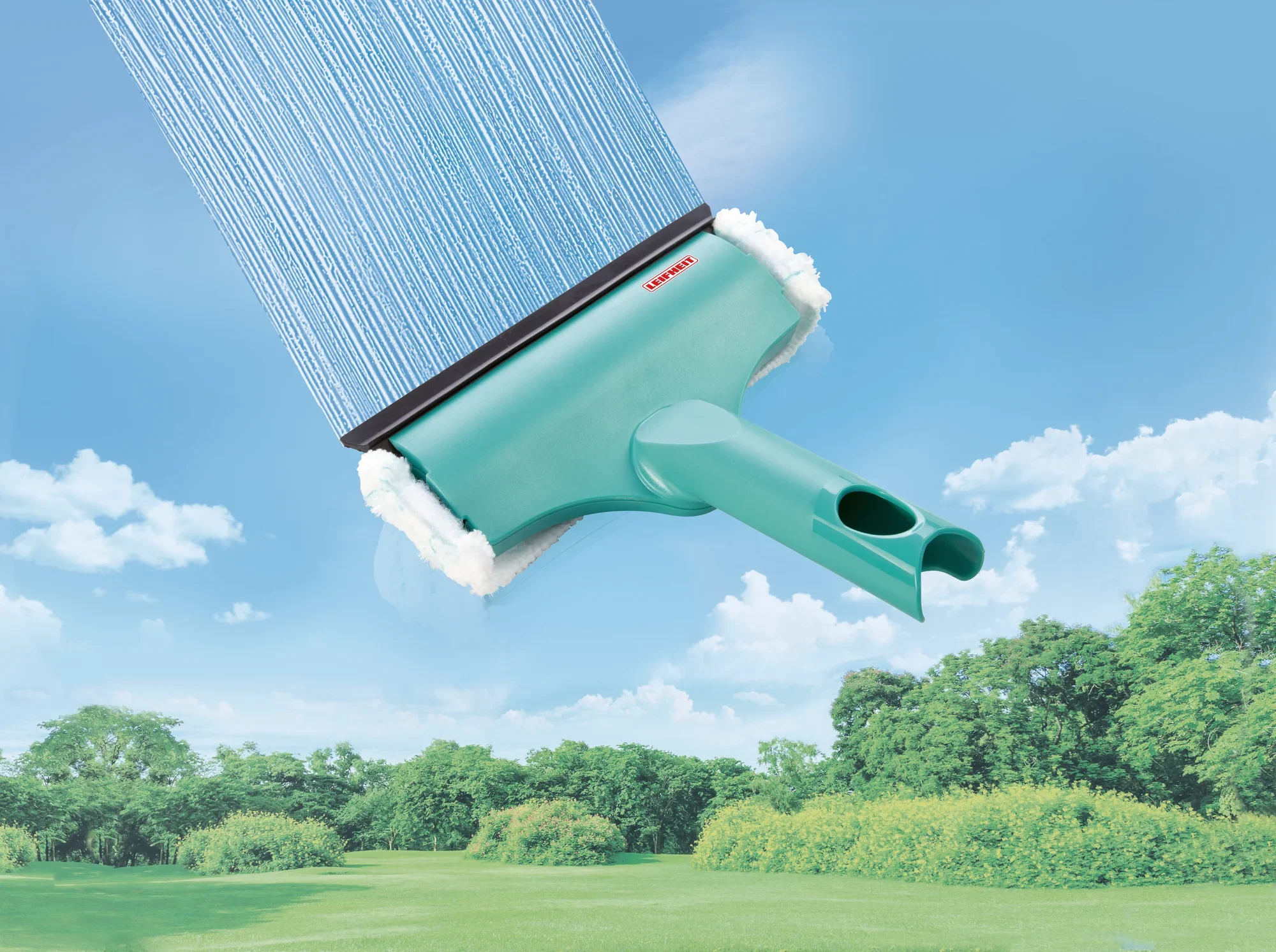 Mini wycieraczka do okien i ram 3w1 w akcji na tle błękitnego nieba. Ściągaczka ma ergonomiczny uchwyt i jest idealna do czyszczenia okien i ram.