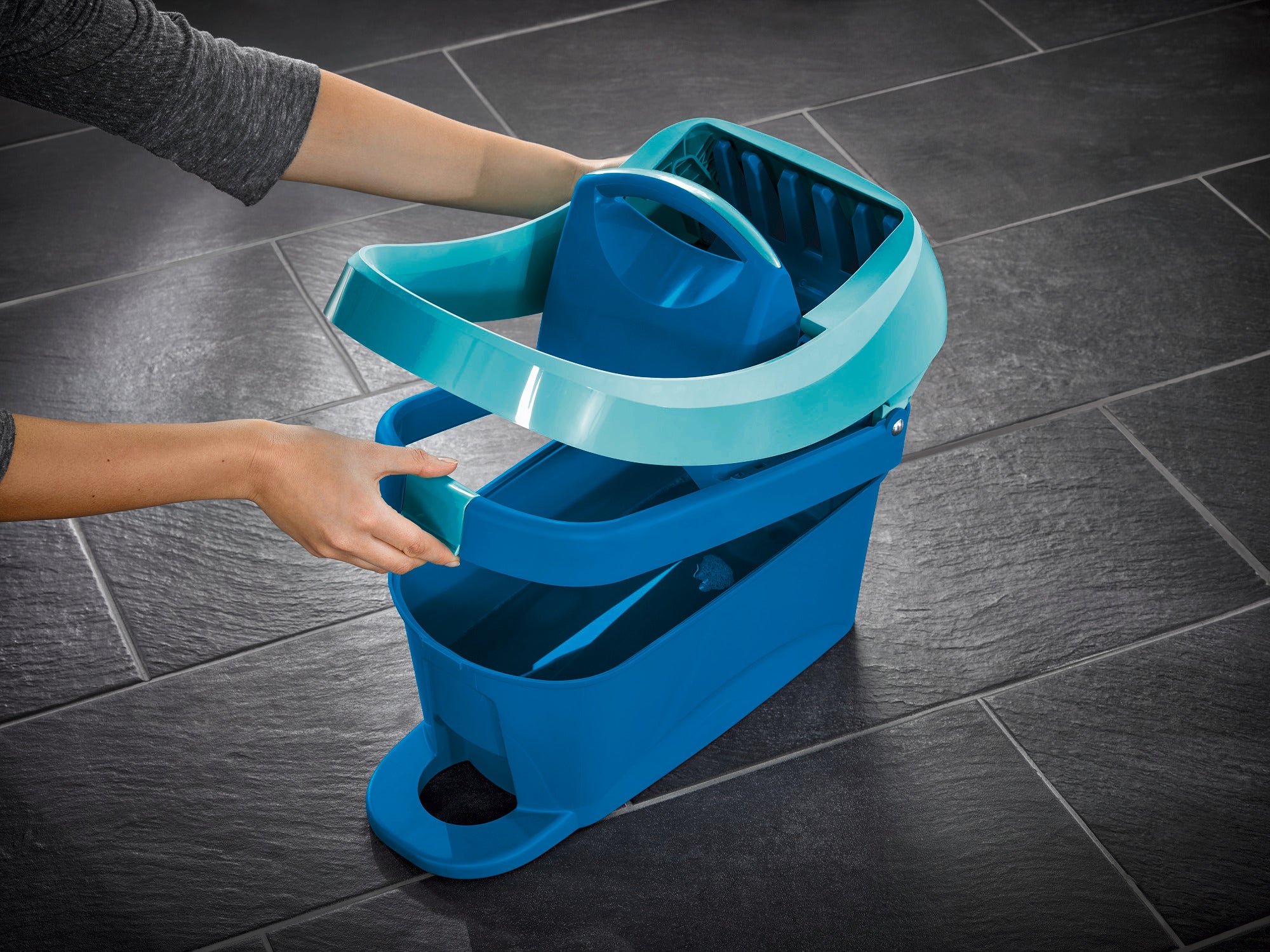Leifheit 55076 Profi Emmer Met Pers En Wielen 8L Leifheit 55076 Profi Emmer Met Pers En Wielen 8L