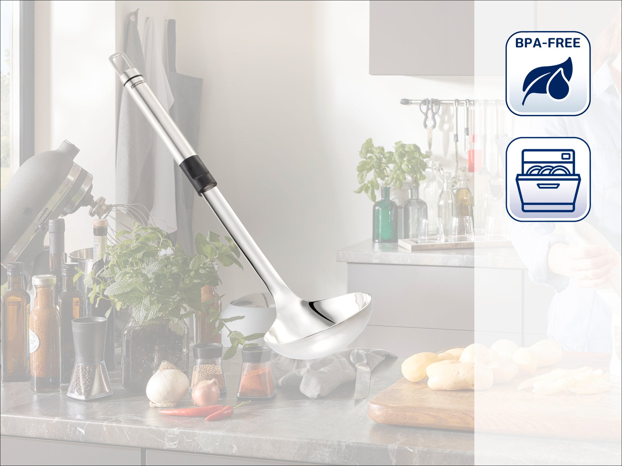 Ein hochwertiger Edelstahl-Schöpflöffel, ideal für Suppen und Saucen. BPA-frei und spülmaschinengeeignet, perfekt für jede moderne Küche. Im Hintergrund eine stilvolle Küchenszene.