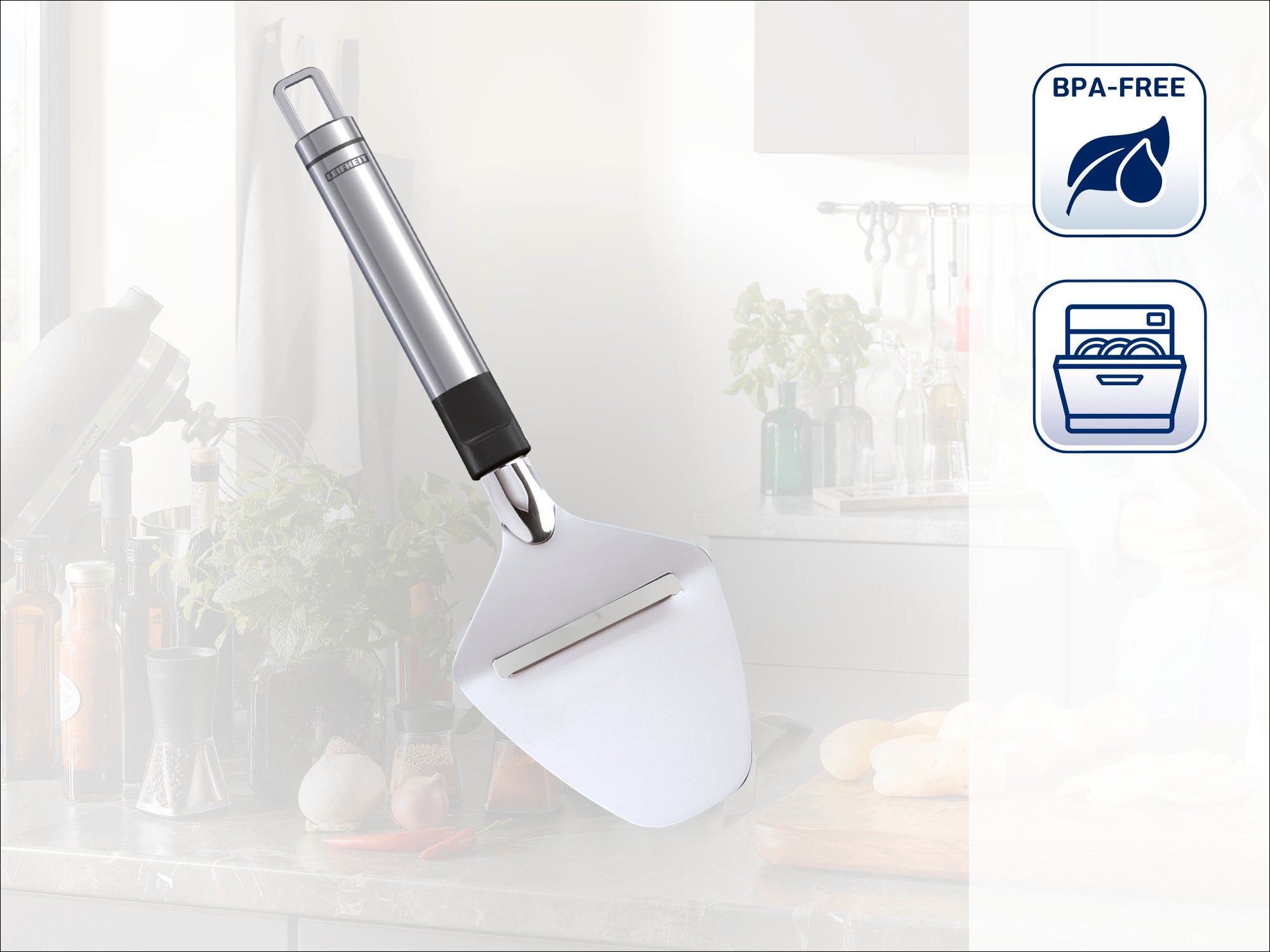 Käsehobel aus Edelstahl mit ergonomischem Griff, ideal für gleichmäßige Scheiben. Spülmaschinenfest und BPA-frei, perfekt für den täglichen Gebrauch in der Küche.
