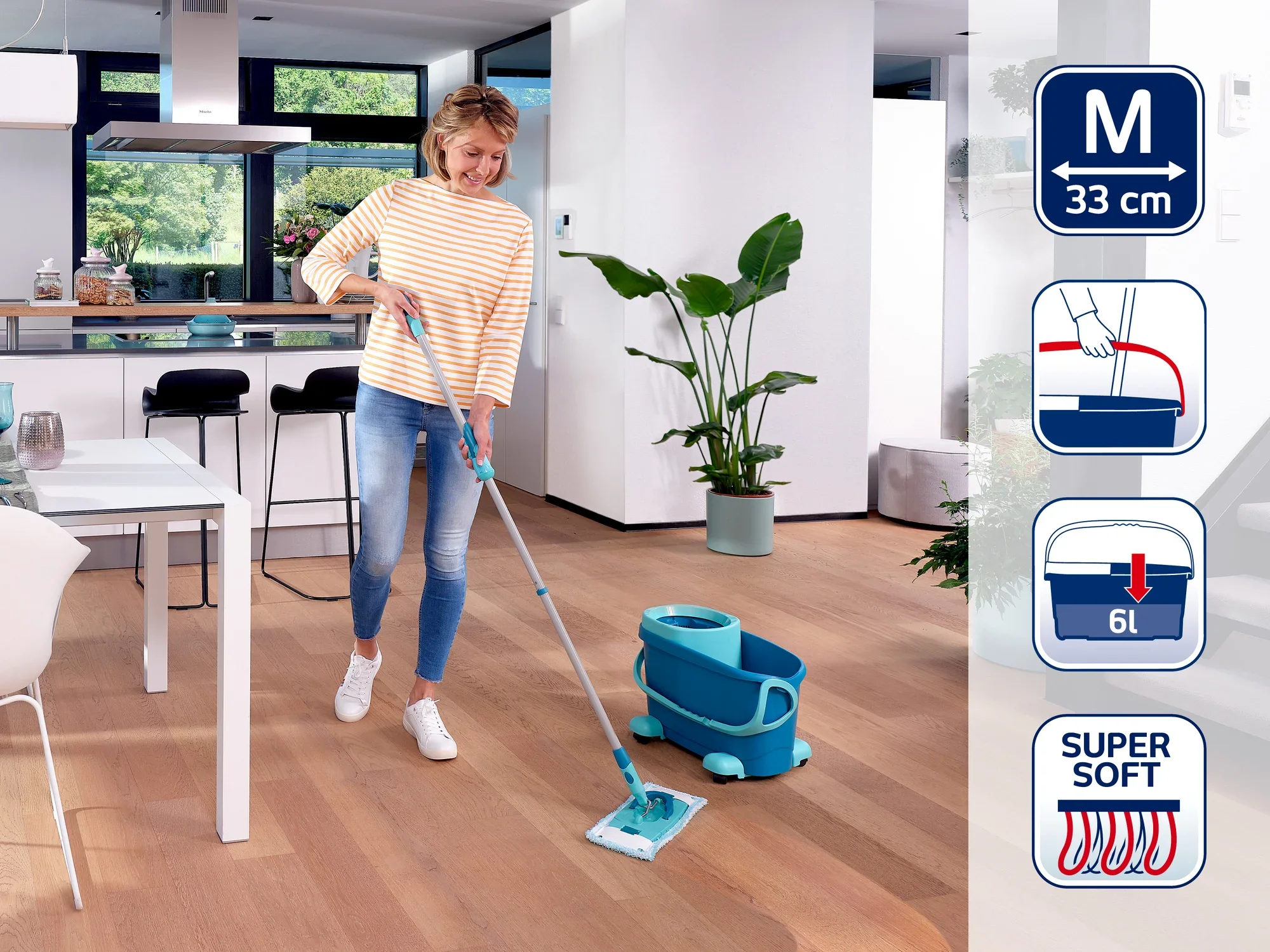 Een vrouw maakt de houten vloer in een moderne keuken schoon met een Leifheit vloermop. De emmer heeft een inhoud van 6 liter en de moppad is 33 cm breed en superzacht.