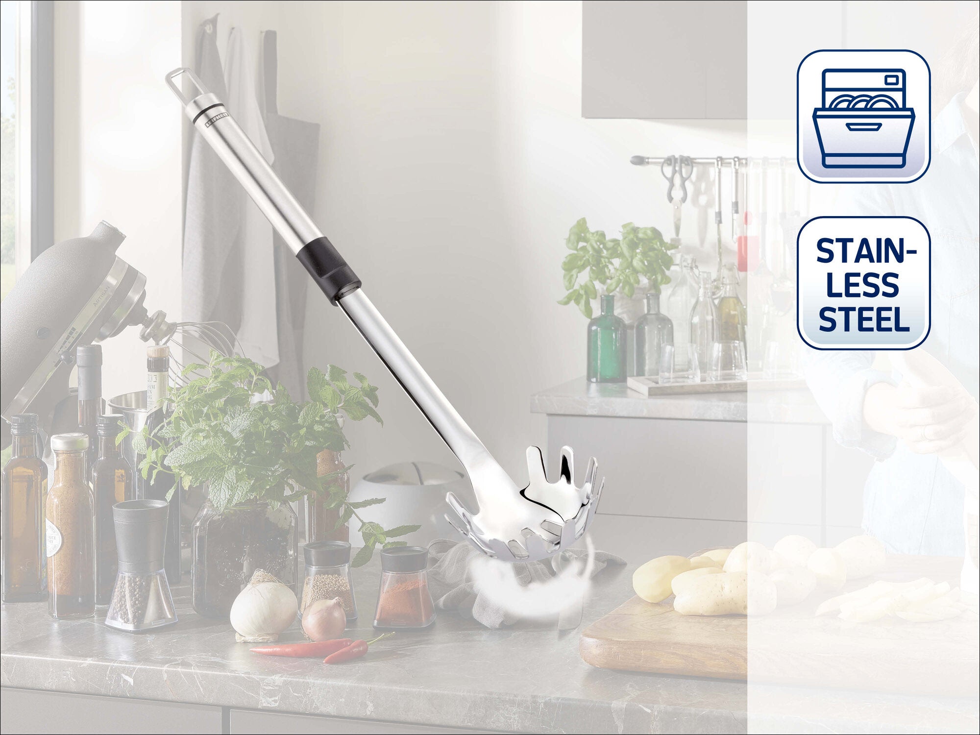 Leifheit Servierlöffel Sterling aus rostfreiem Edelstahl mit langem Griff und polierter Schale, auf einer Küchenarbeitsplatte platziert; robustes, hygienisches Küchenutensil für stilvolles Servieren.