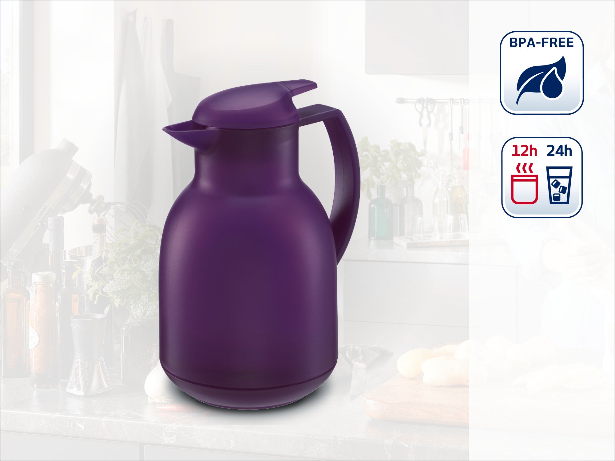 Eine lila Thermoskanne steht auf einer Küchenarbeitsplatte. Sie ist BPA-frei und hält Getränke 12 Stunden heiß und 24 Stunden kalt. Ideal für den täglichen Gebrauch.