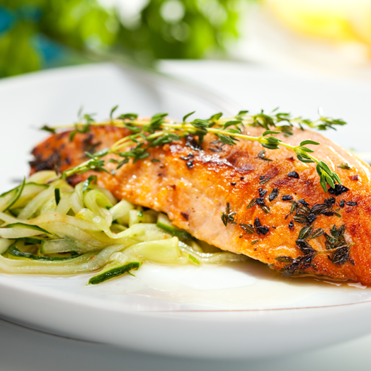 Frische und gesunde Gemüsenudeln mit Lachs | Leifheit