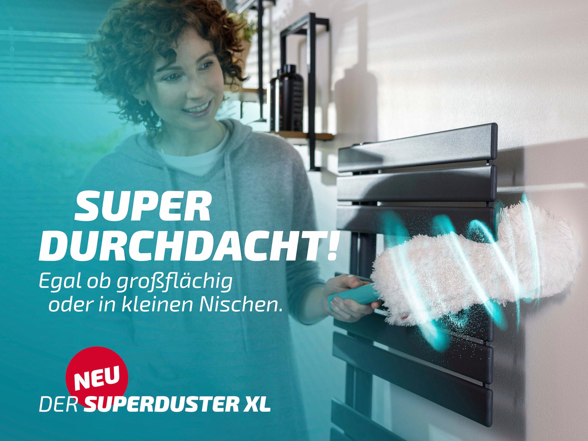 Eine Frau benutzt den Leifheit Superduster XL, um einen Heizkörper zu reinigen. Der Staubwedel ist ideal für große Flächen und enge Nischen. Text: "Super durchdacht! Egal ob großflächig oder in kleinen Nischen.