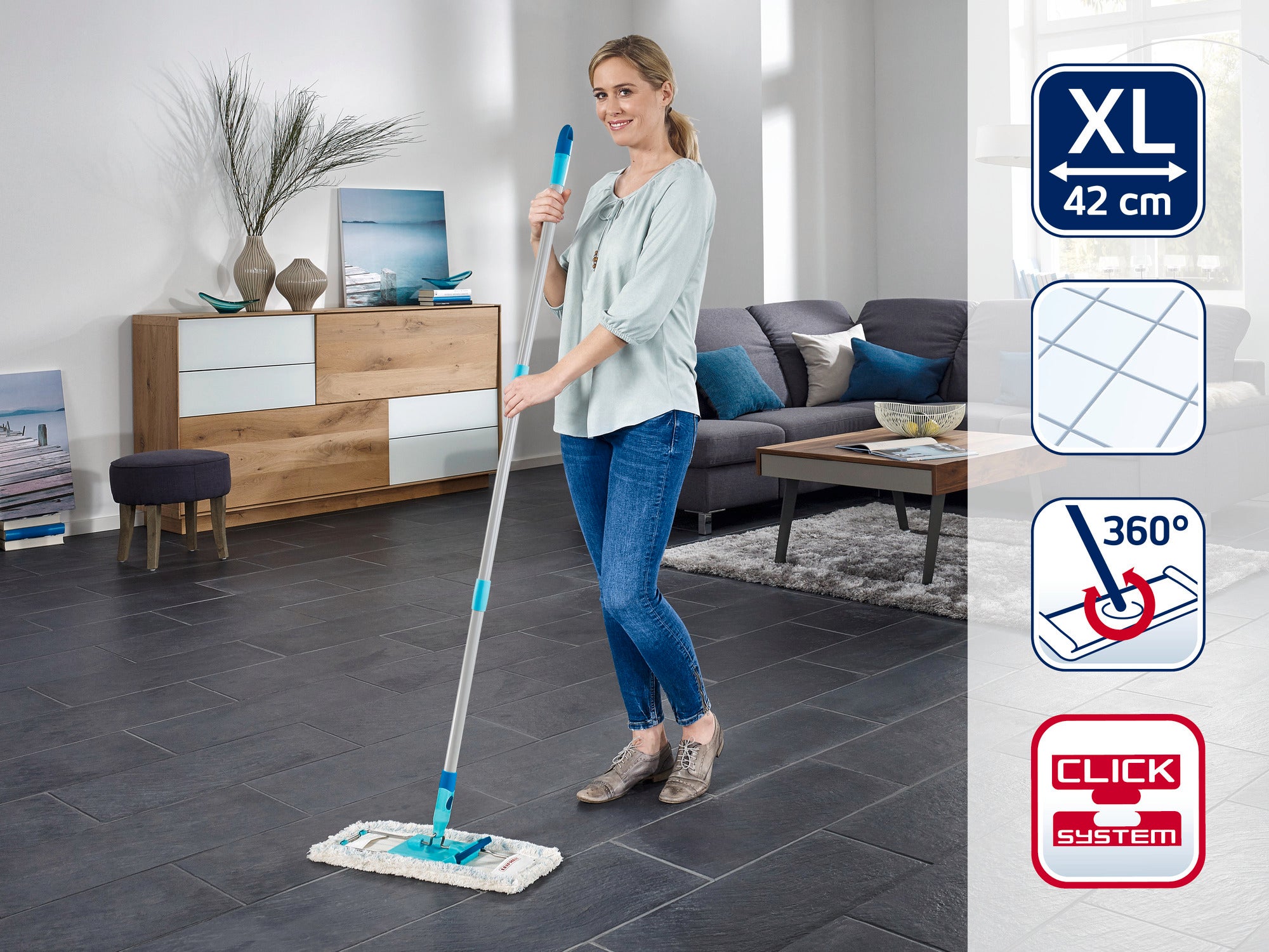 Kobieta używa mopa podłogowego XL 42 cm z obrotem 360 stopni i systemem zatrzaskowym na ciemnej podłodze wyłożonej kafelkami w nowoczesnym salonie. Mop jest idealny do dużych powierzchni.